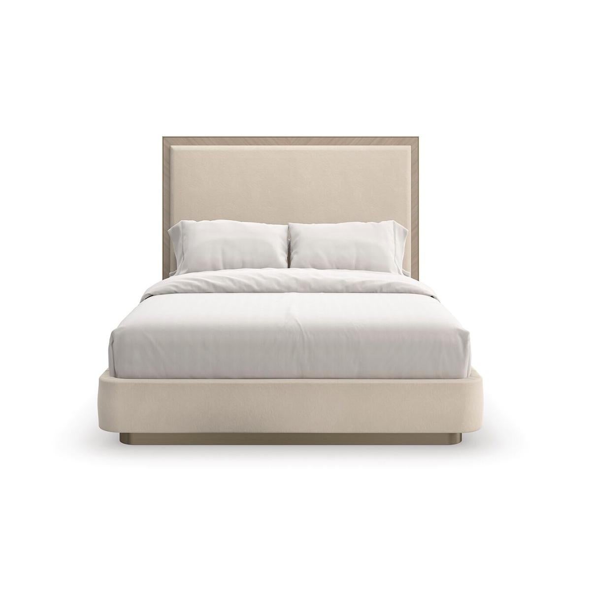 Dieses klassische Bett besticht durch eine beruhigende, neutrale Farbpalette, die warm und einladend wirkt. Das Kopfteil im Parsons-Stil ist mit einem weichen, aber strapazierfähigen, wollähnlichen Flanell bezogen und an allen drei Seiten mit