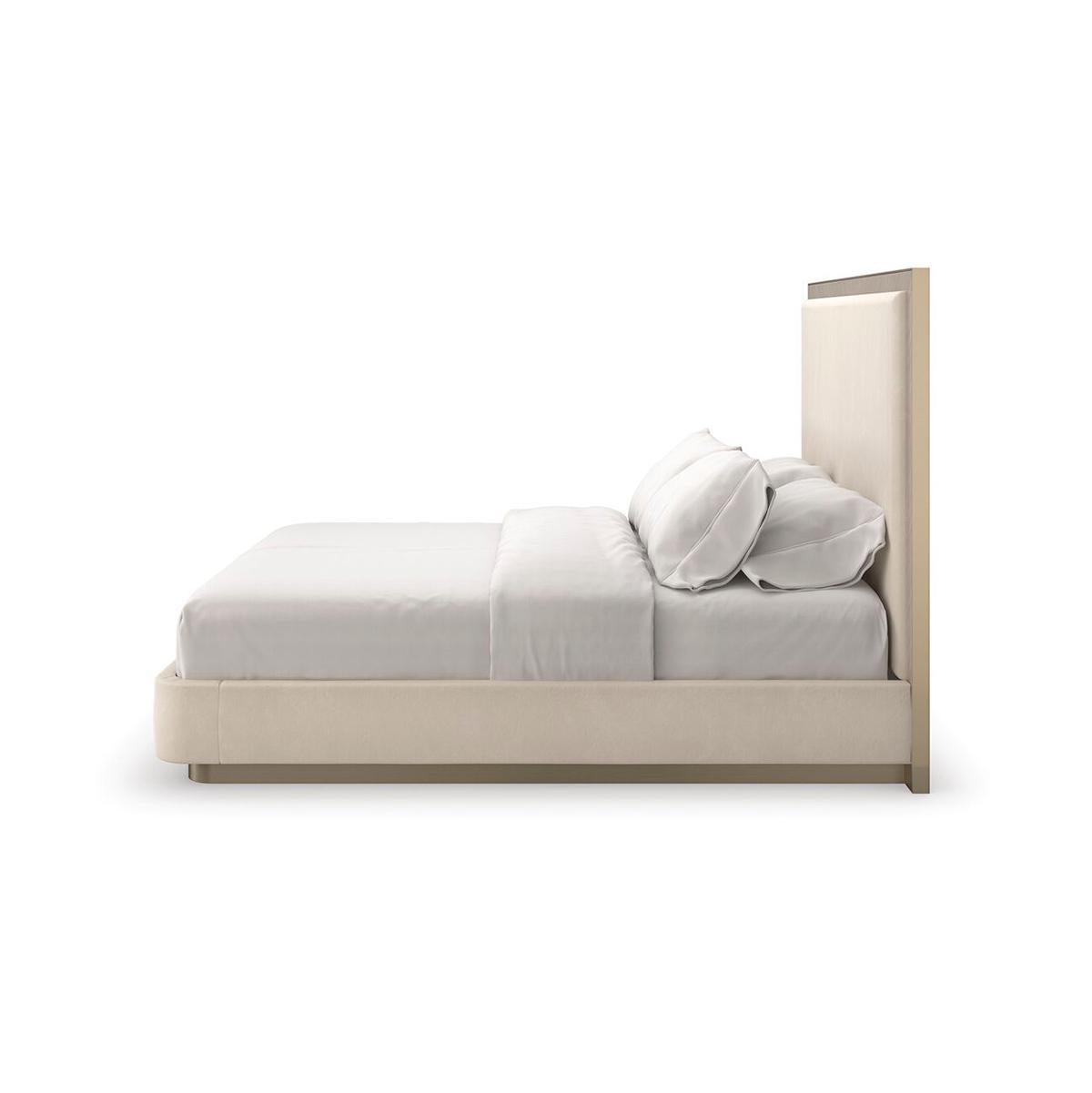 Classic Modern Upholstered Queen Bed (Moderne der Mitte des Jahrhunderts) im Angebot