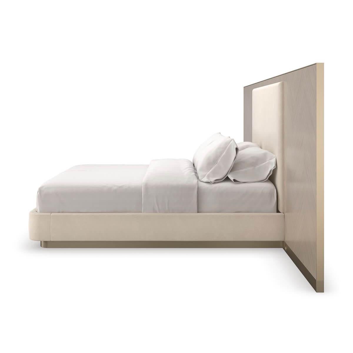 Classic Modern Upholstered Queen Bed with Wings (Moderne der Mitte des Jahrhunderts) im Angebot