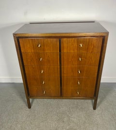 Cómoda clásica modernista de 5 cajones de Basic Witz.. bicolor con tiradores de latón