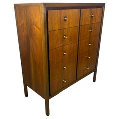 Commode 5 tiroirs Classic Modernist par Basic Witz... bicolore avec poignées en laiton