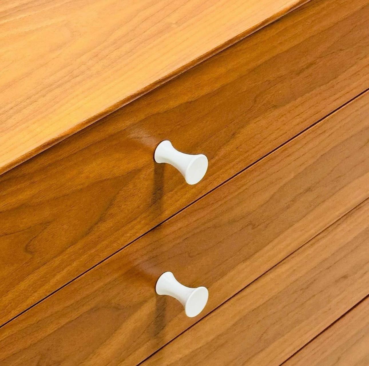 Classic Modernist 8 Drawer Thin Edge Dresser / sideboard by George Nelson..Newer production,, originally designed in 1952.. Looks as contemporary today as the day it was designed.. 8 deep drawers,, classic white conical drawer pulls.. tapered