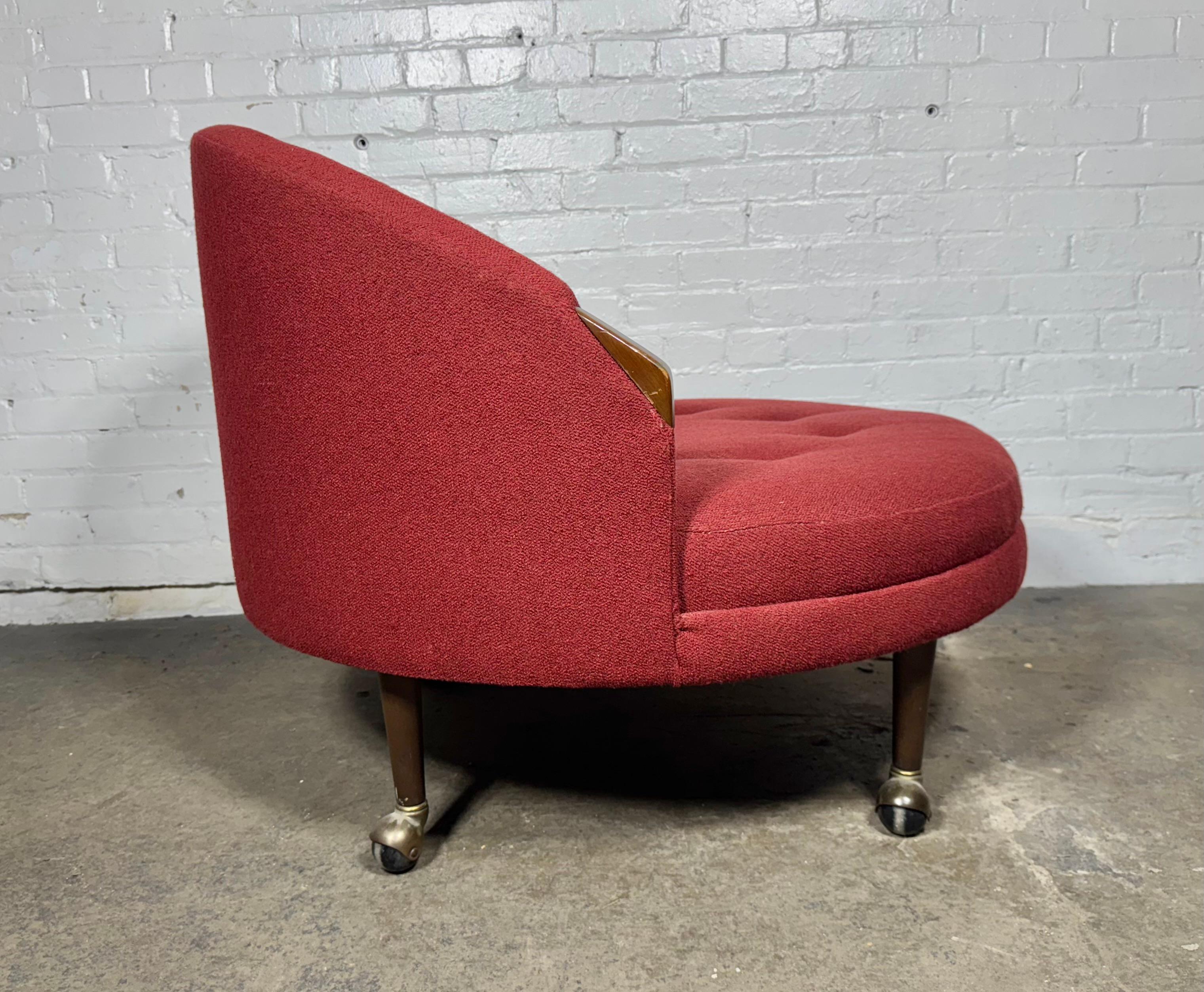 Adrian Pearsall per Craft Associates, poltrona da salotto , modello 1717-RC in noce, ottone, Stati Uniti, anni '60

La Havana Lounge Chair, disegnata da Adrian Pearsall, mostra un design coeso caratterizzato da forme organiche e arrotondate. La