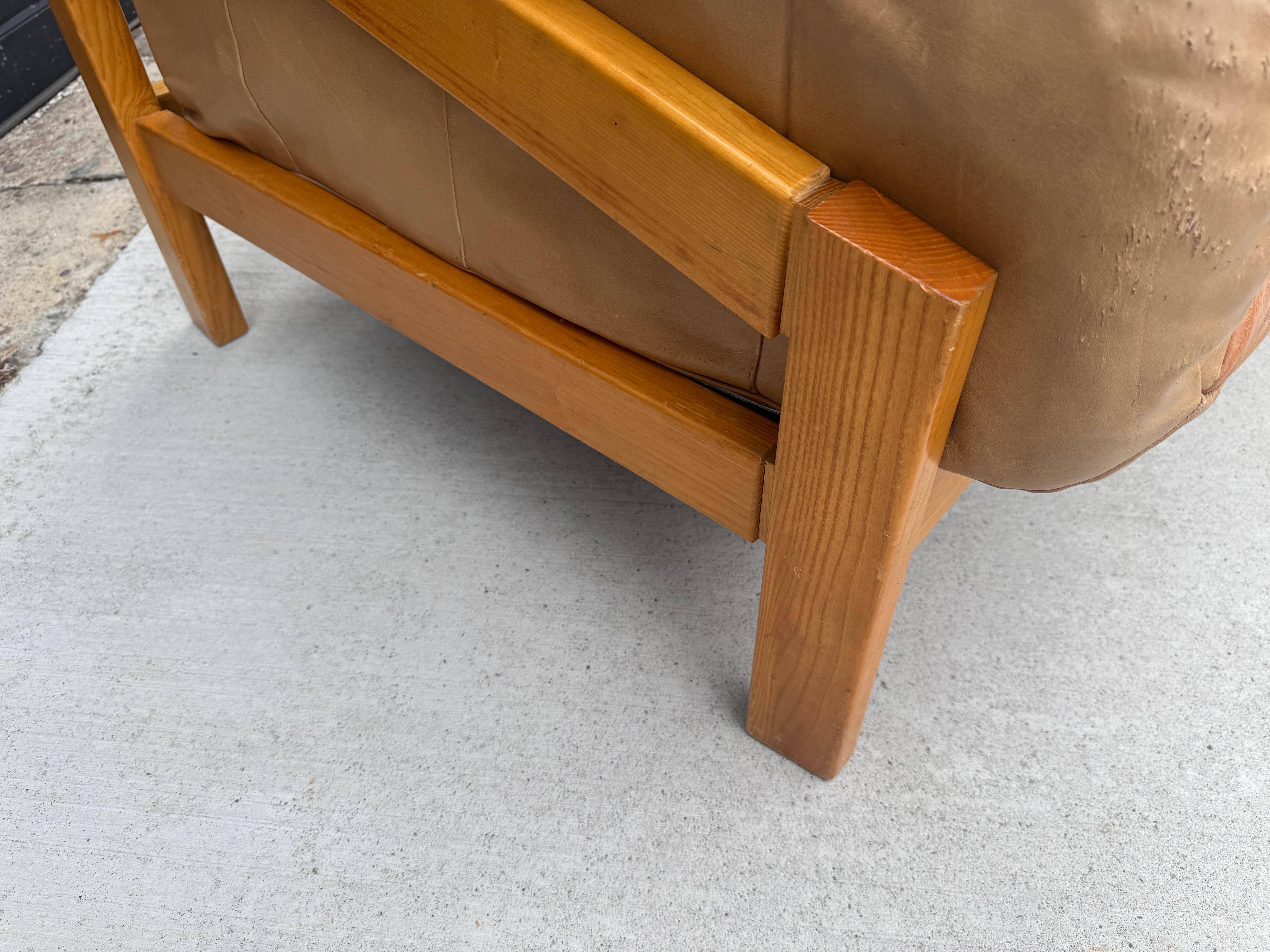 Vasca classica modernista in faggio e pelle attribuita a Søda Galvano / Norvegia in vendita 3