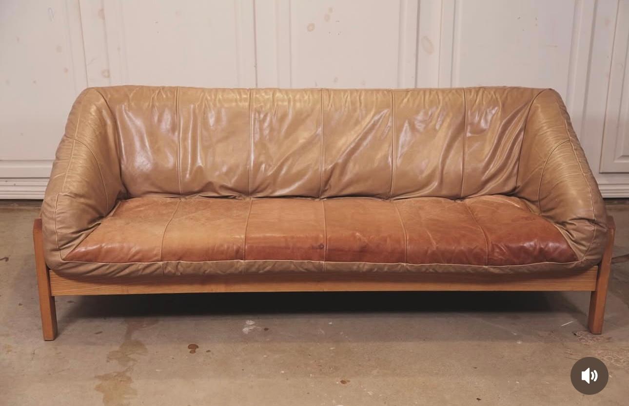 Mid-Century moderno Vasca classica modernista in faggio e pelle attribuita a Søda Galvano / Norvegia in vendita