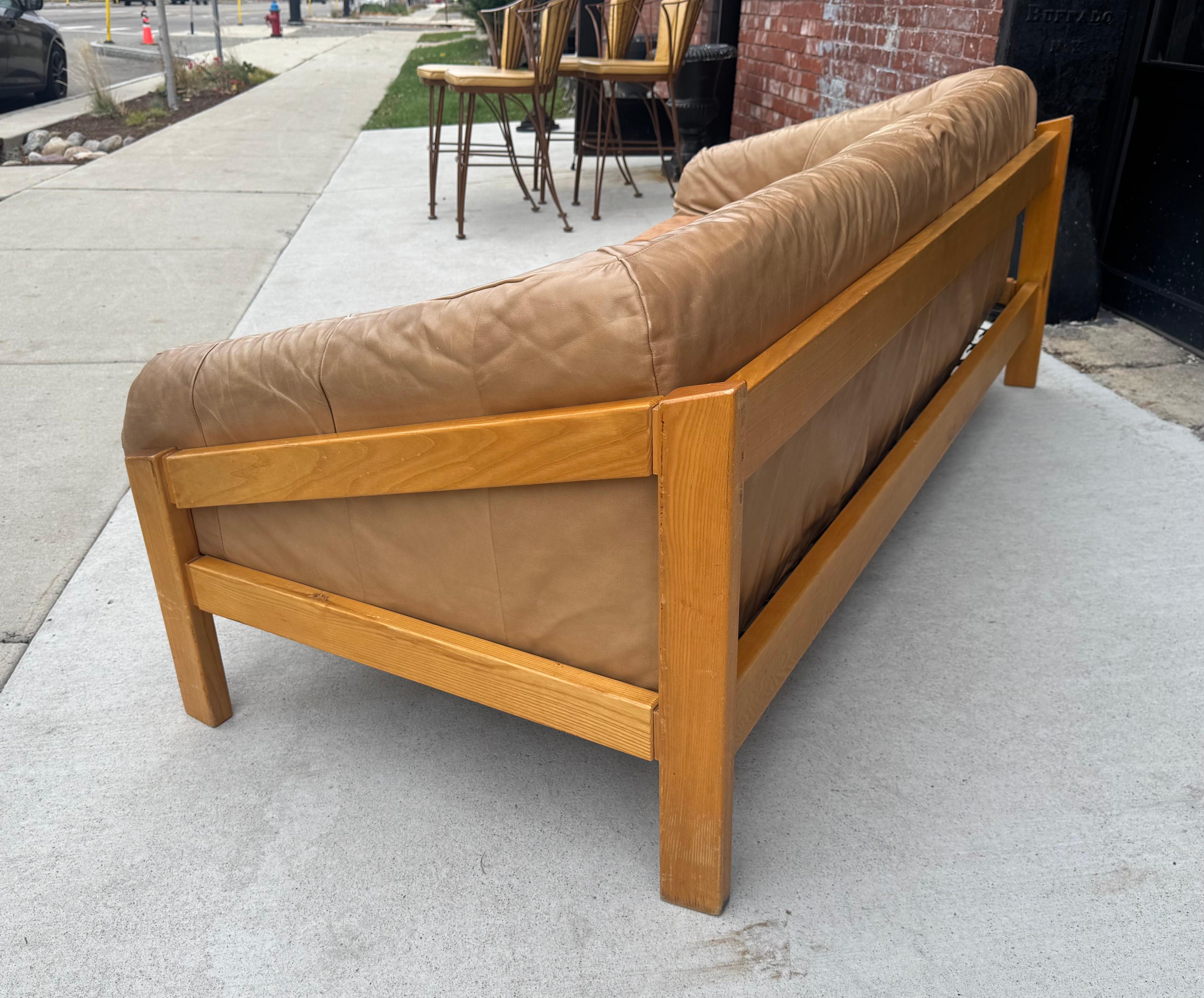 Vasca classica modernista in faggio e pelle attribuita a Søda Galvano / Norvegia In condizioni buone in vendita a Buffalo, NY