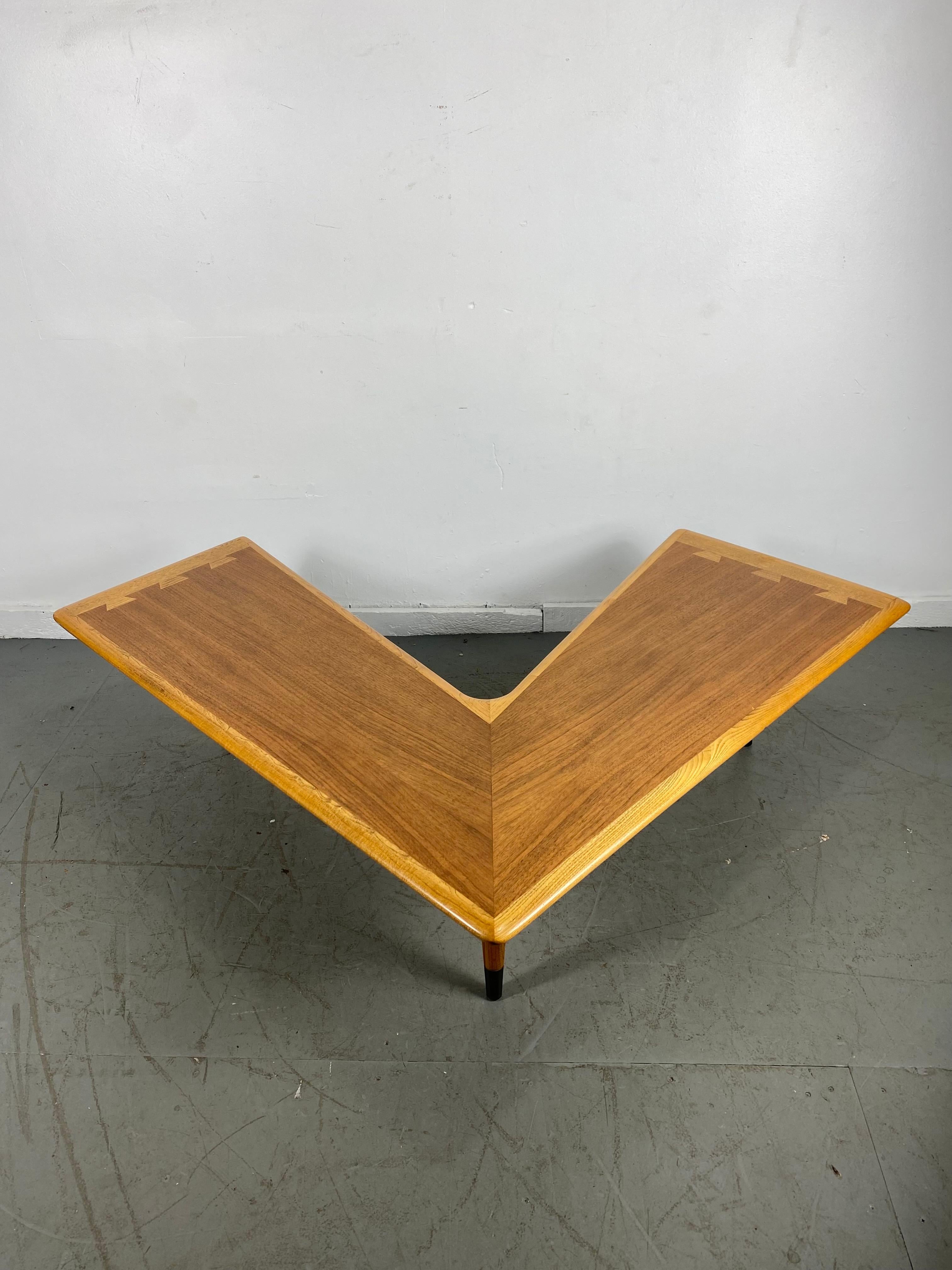 Classic Modernist Boomerang Cocktail / Coffee Table by Lane Dovetail Joinery In Good Condition In Buffalo, NY