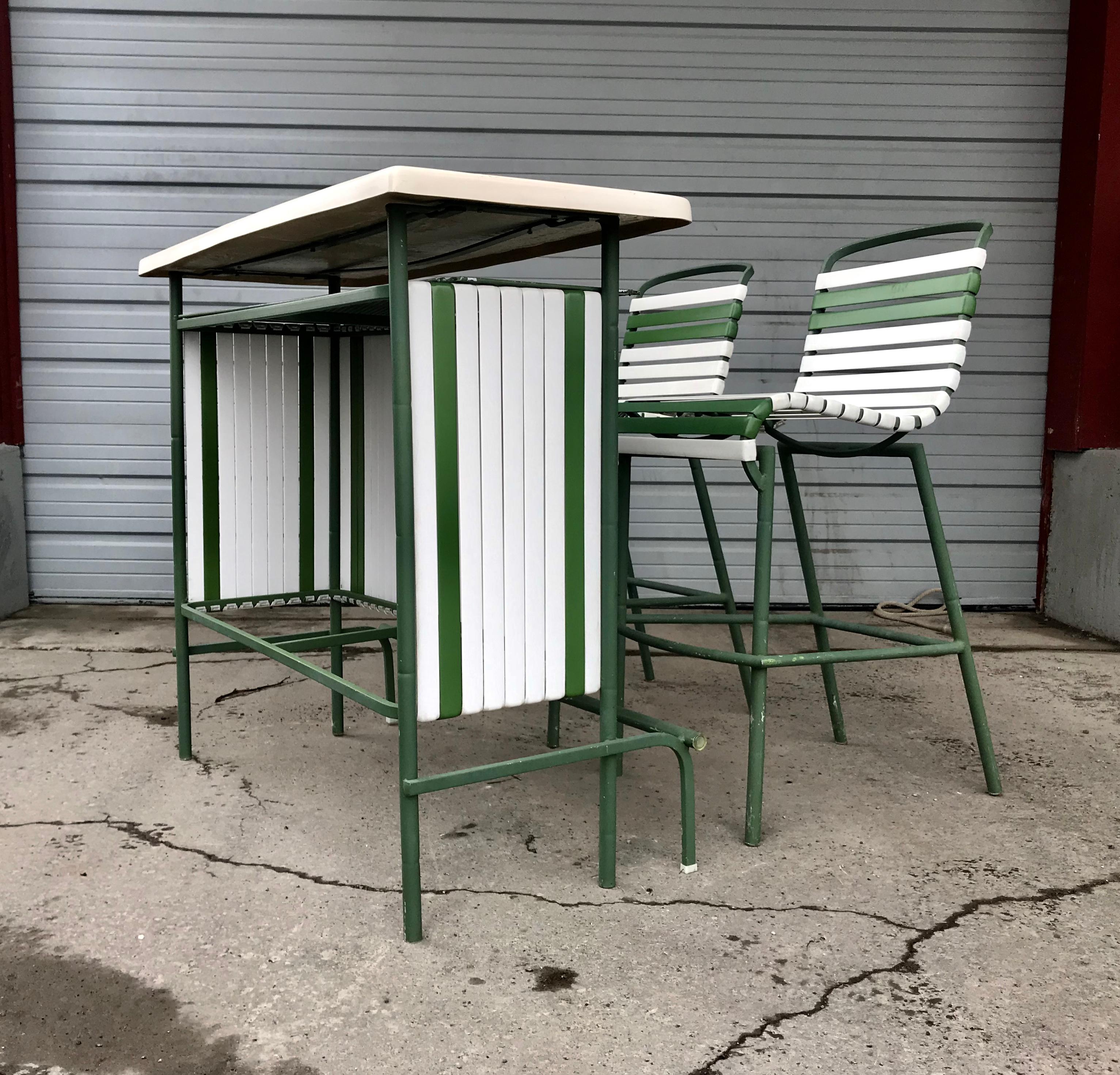 Classic Modernist Brown Jordan Patio Bar and Stools In Good Condition In Buffalo, NY