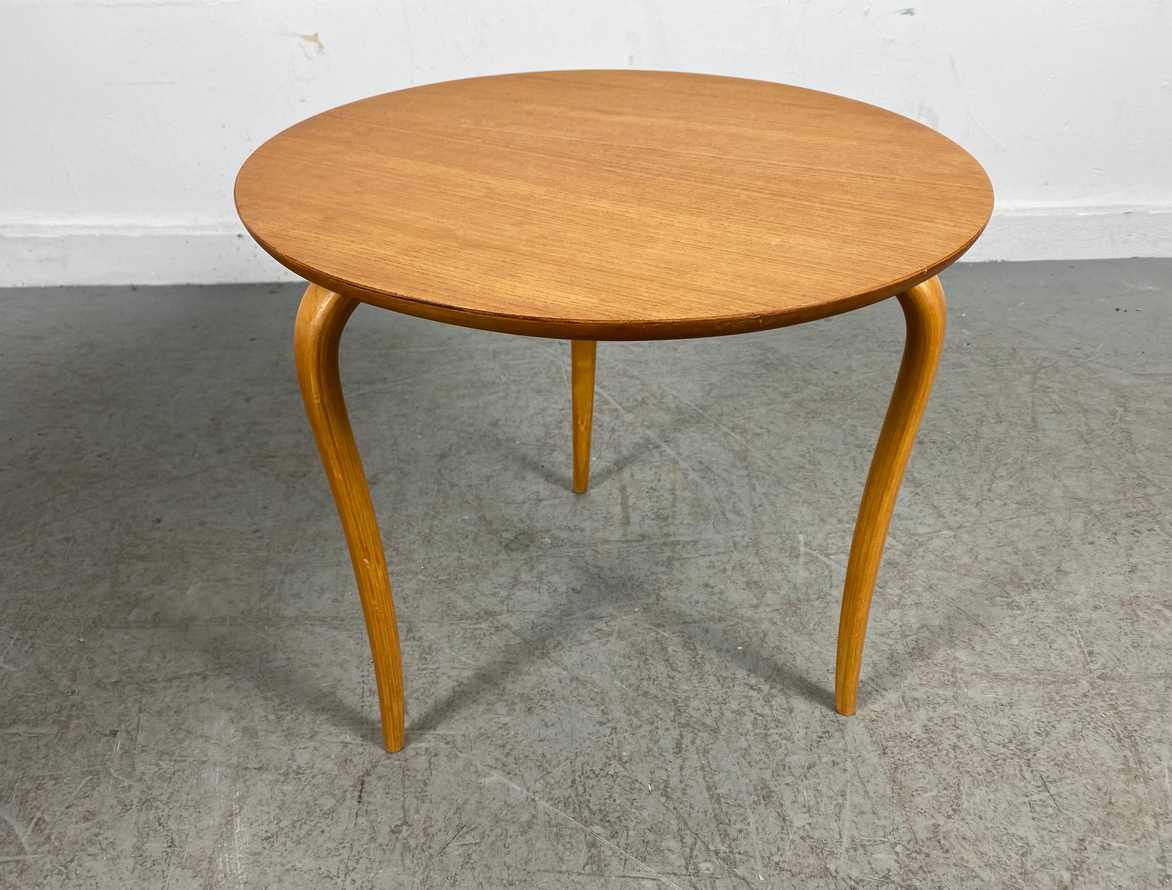 Jolie petite table d'appoint moderniste Annika conçue par Bruno Mathsson pour Karl Mathsson. Bel état d'origine, signé sous le plateau.