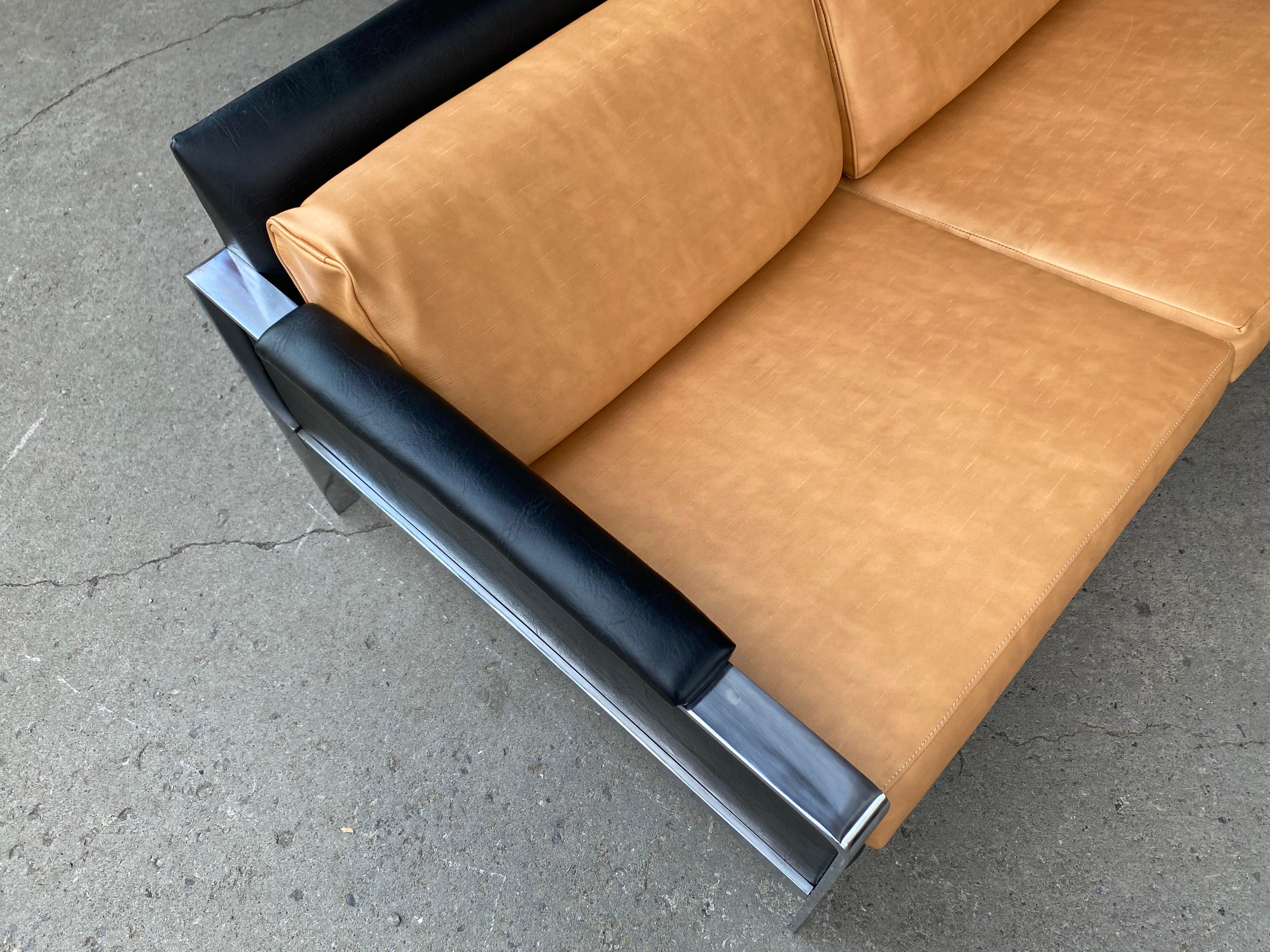 Klassisches, modernistisches Sofa aus verchromtem Stahl und Naugahyde mit niedrigem Profil, Milo Baughman (Moderne der Mitte des Jahrhunderts) im Angebot