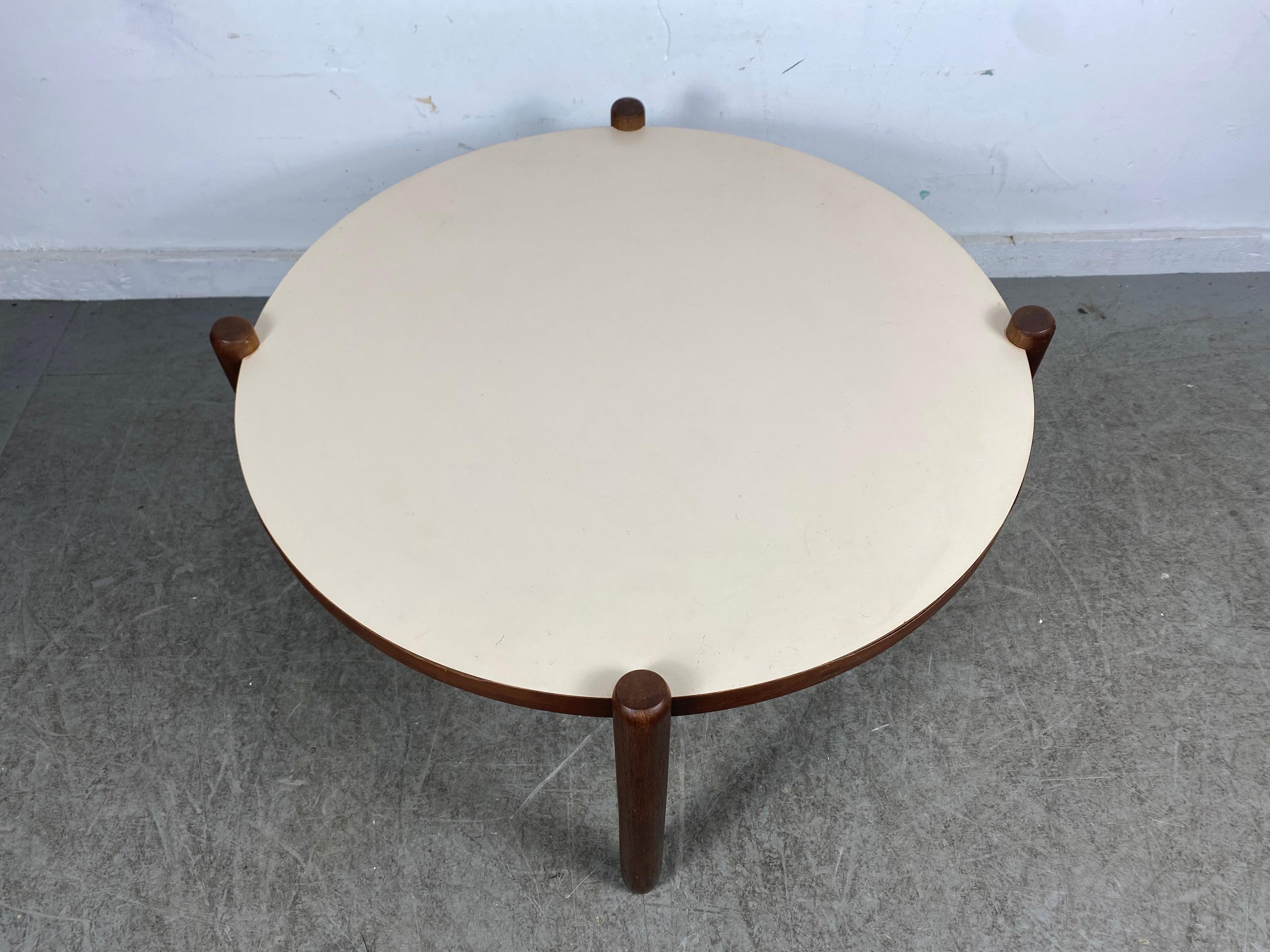 Classic Modernist Coffee / Cocktail Table Attributed to Jens Risom For Sale 3