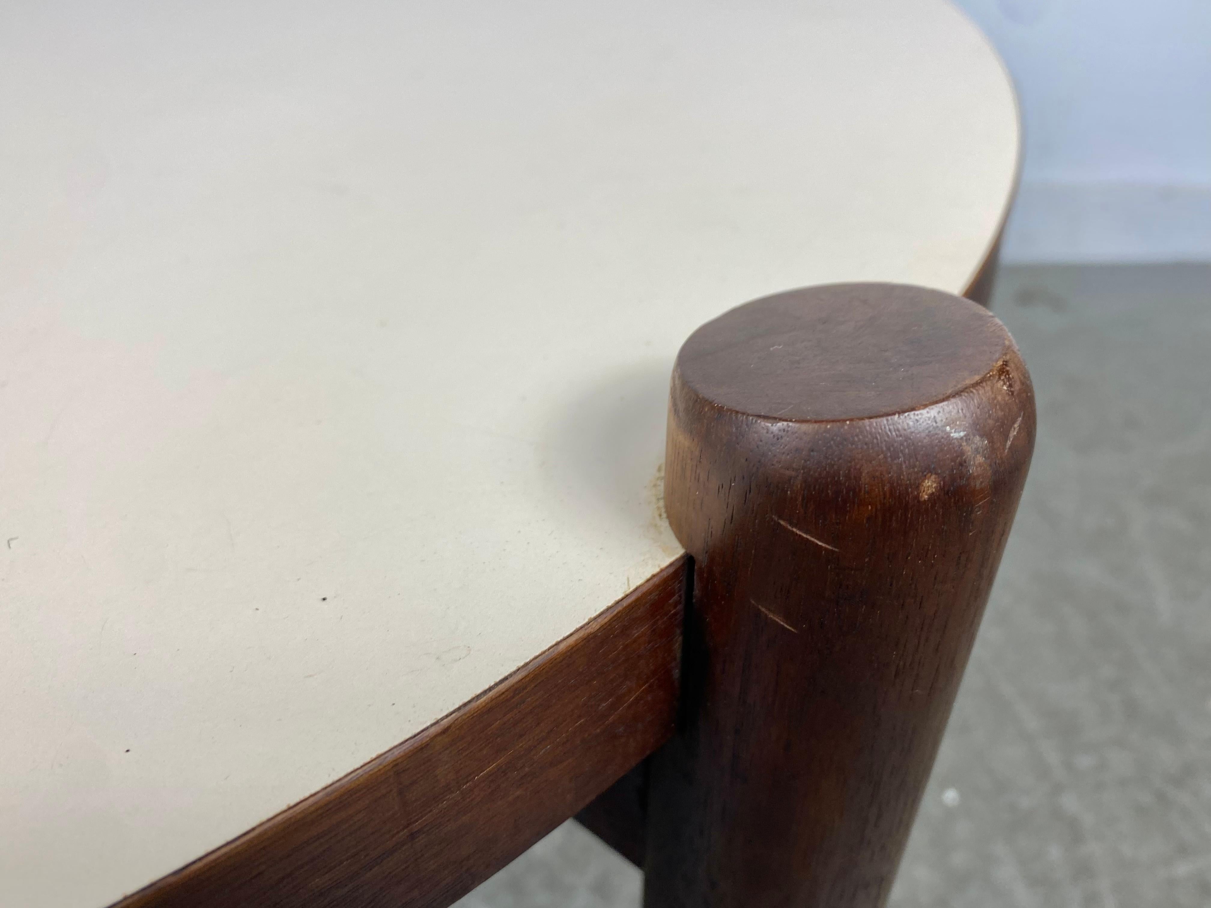 Mid-Century Modern Classic Modernist Coffee / Cocktail Table Attributed to Jens Risom For Sale