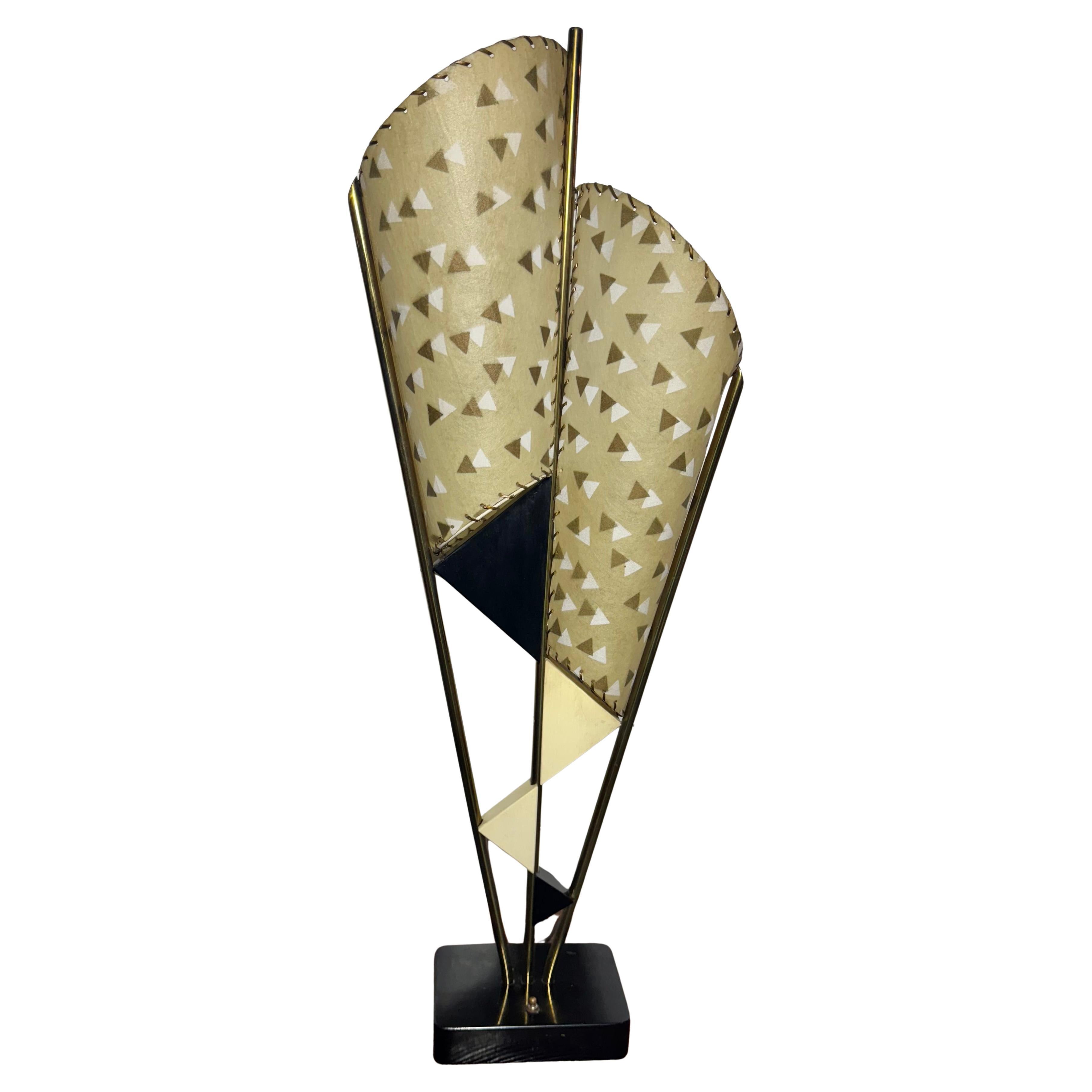 Lámpara clásica modernista de doble cono con pantalla de pergamino de Majestic Lamp Co.