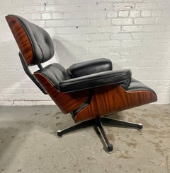 Poltrona e poggiapiedi in stile Eames, classico modernista / Italia, anni ’80
