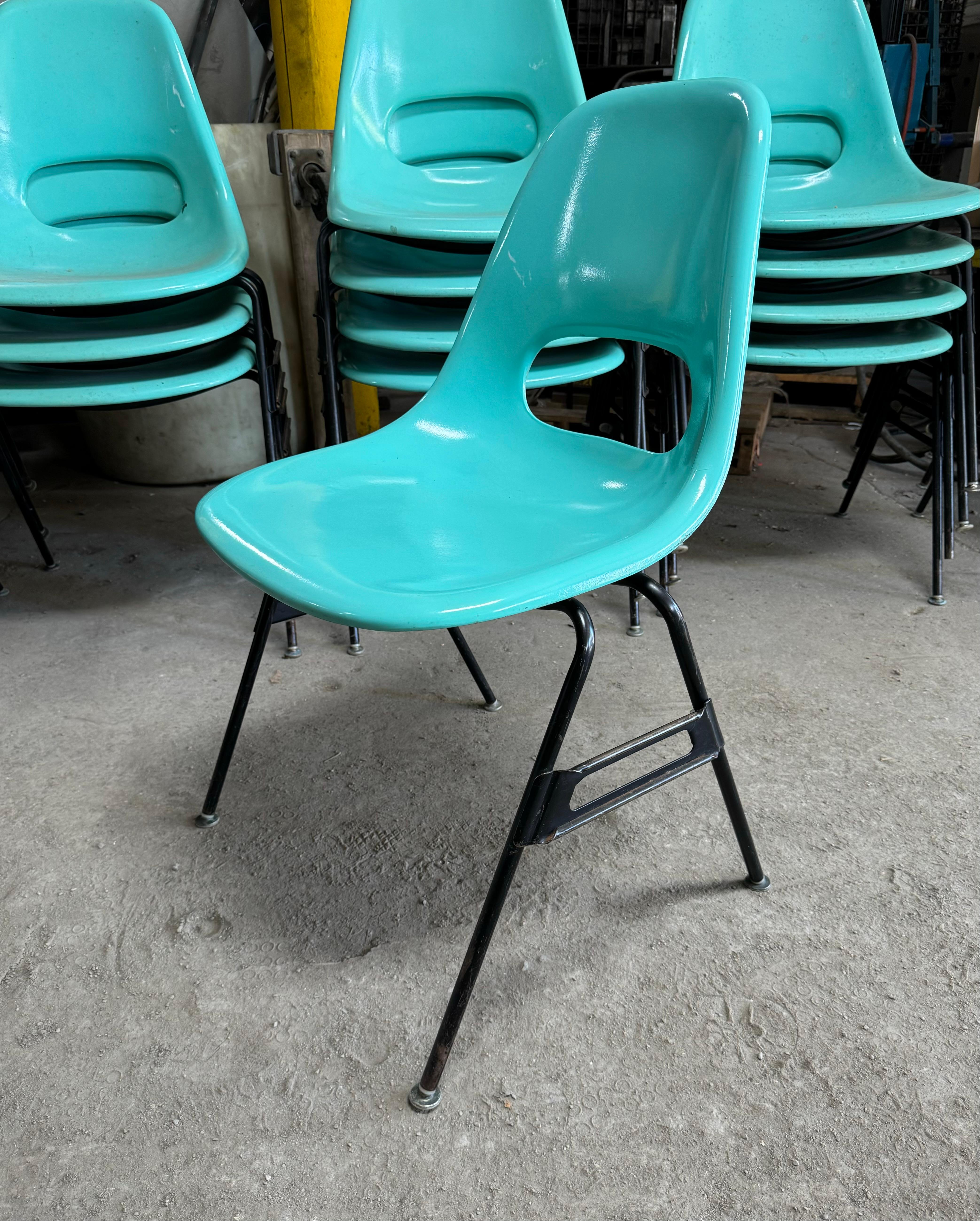 Mid-Century Modern Classic Modernist Fiberglass Side Chair/ Eames Style/ by Krueger Metal Products For Sale
