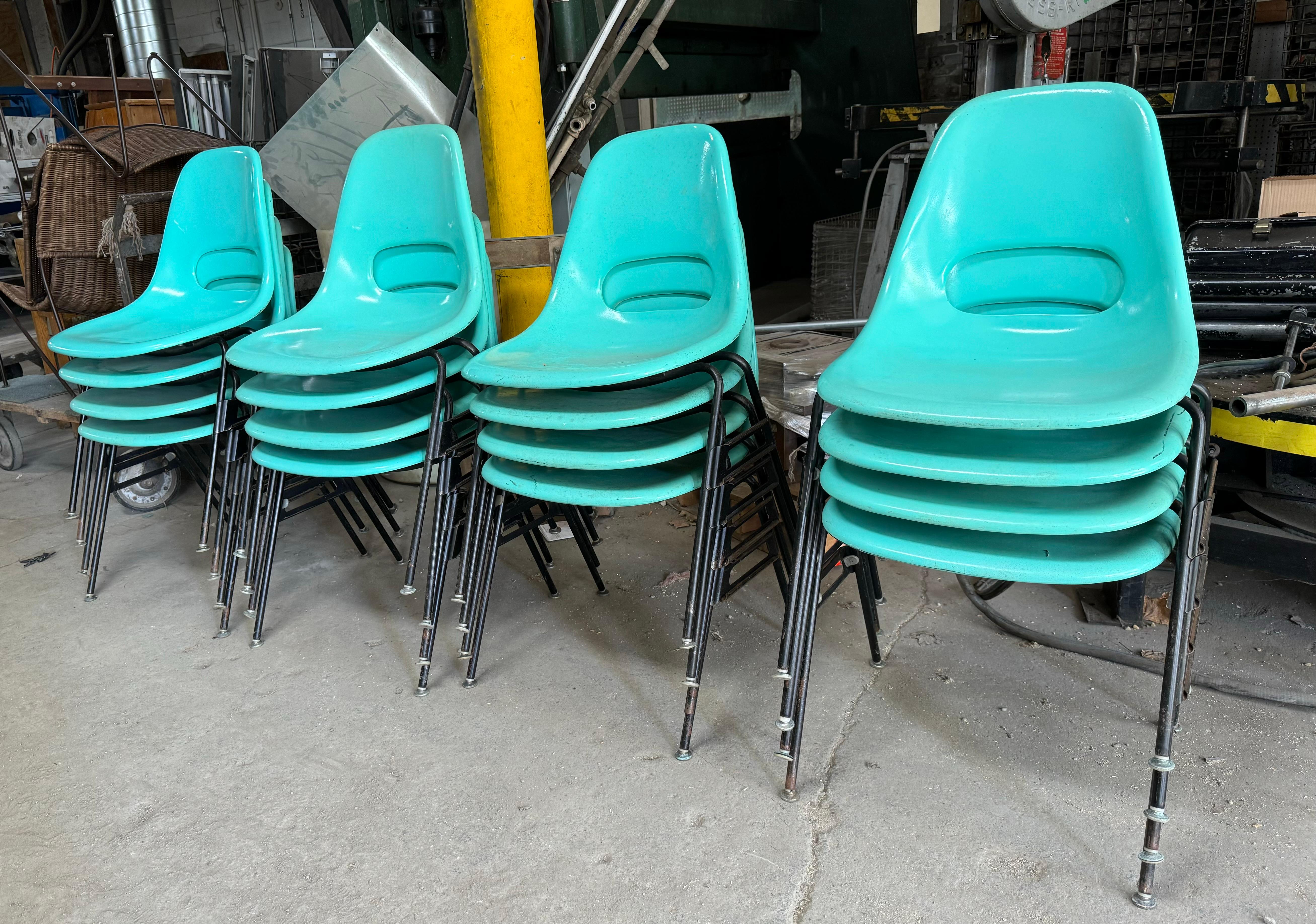 Classic Modernist Fiberglass Side Chair/ Eames Style/ by Krueger Metal Products In Good Condition For Sale In Buffalo, NY