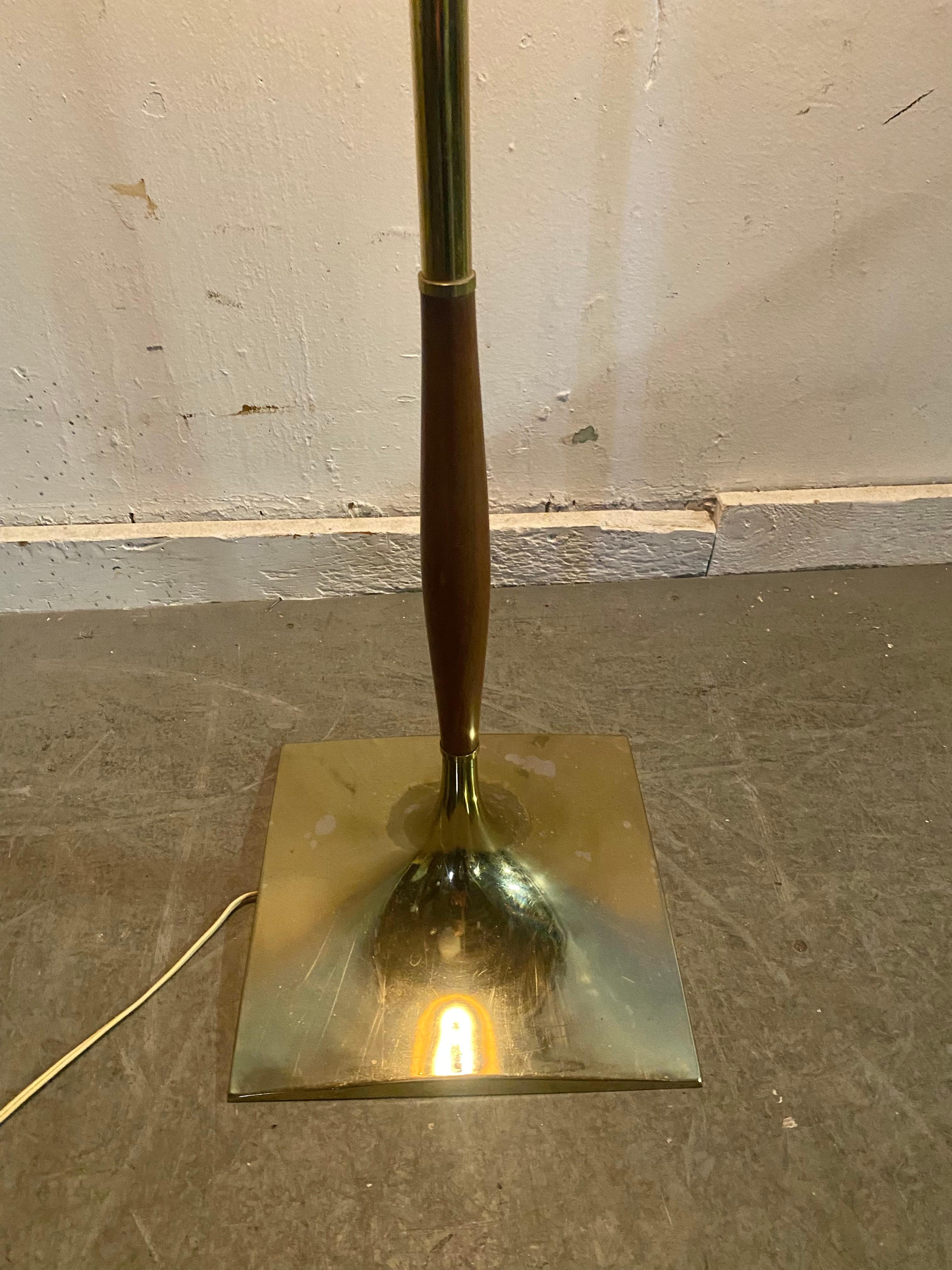 Classic Modernist Floor Lamp by Laurel Lamp Company In Good Condition For Sale In Buffalo, NY