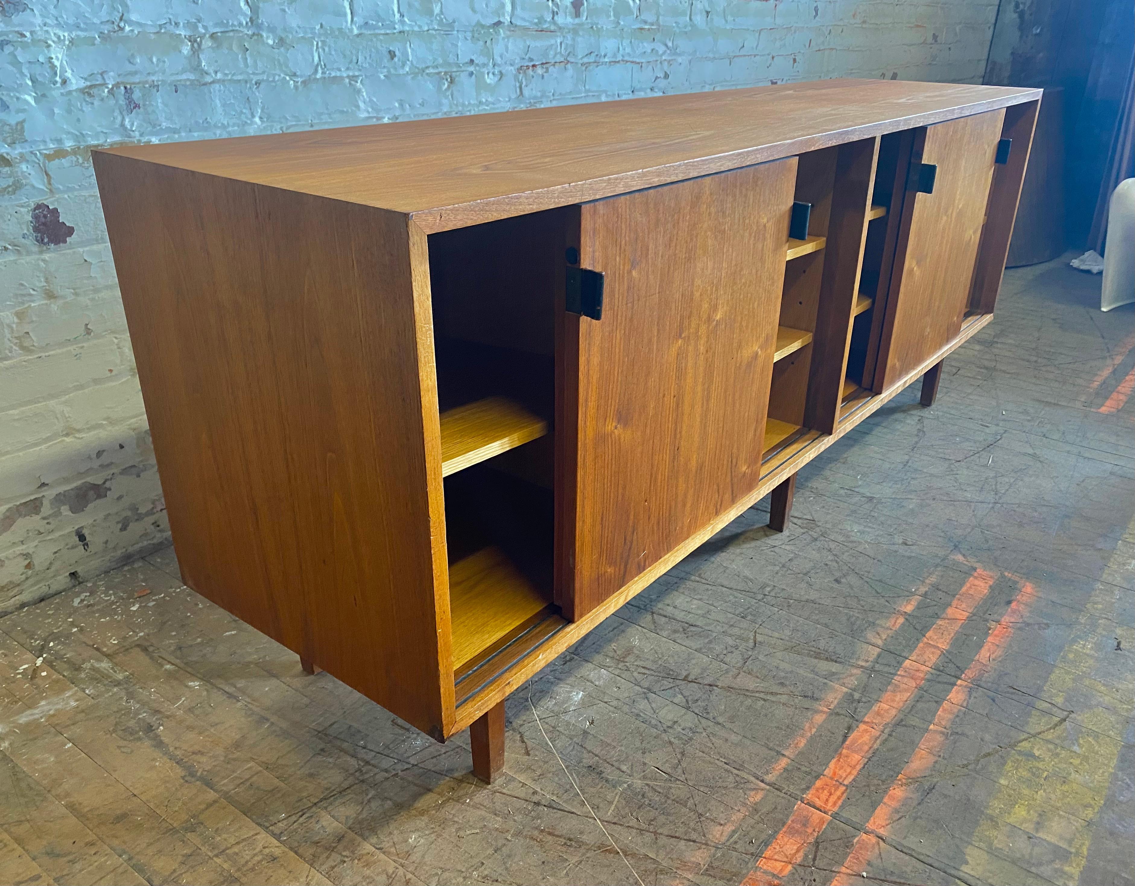 Mid-Century Modern Classic Modernist Florence Knoll Walnut and Oak Credenza, Early Knoll Label