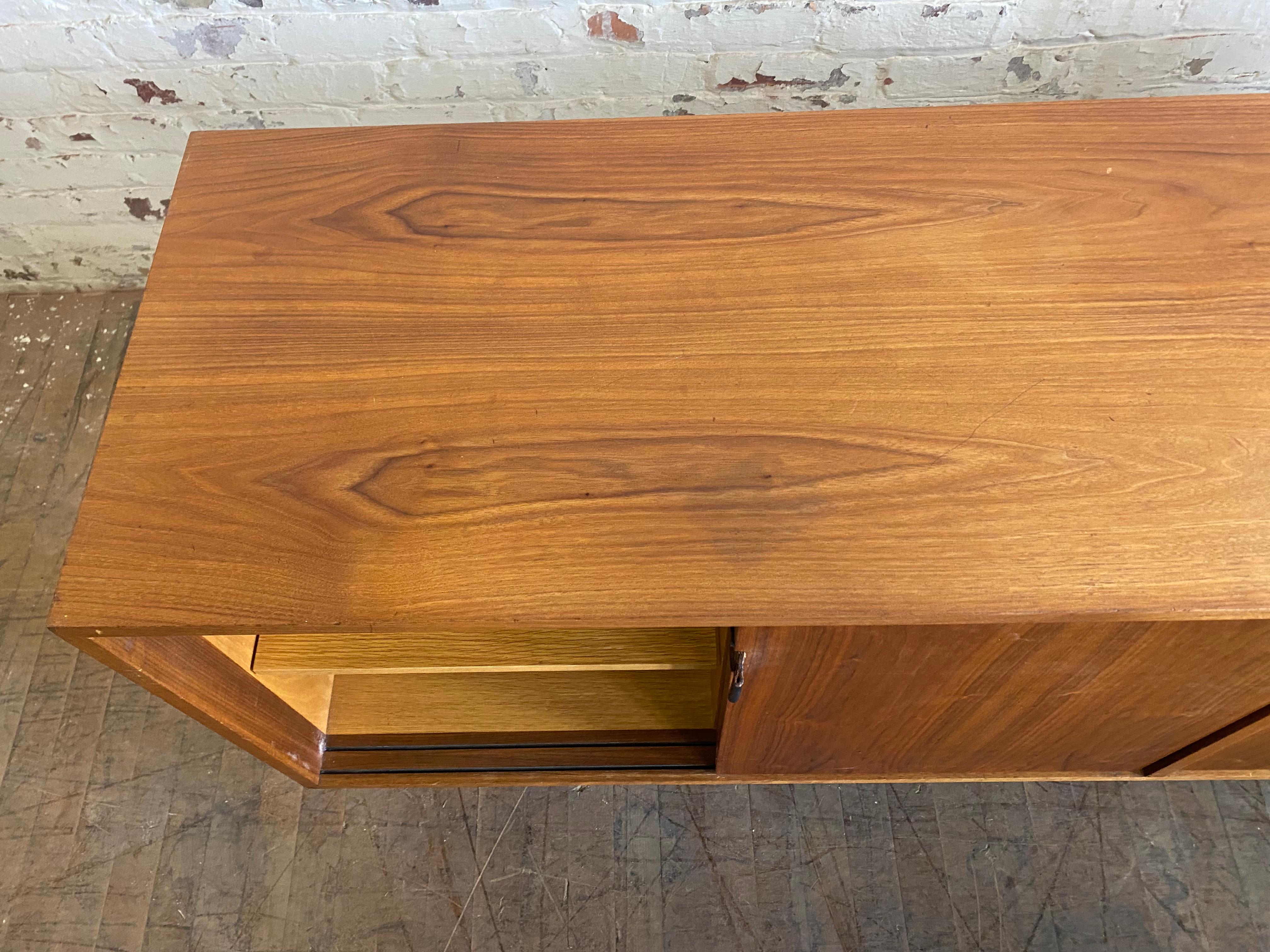 Classic Modernist Florence Knoll Walnut and Oak Credenza, Early Knoll Label In Good Condition In Buffalo, NY