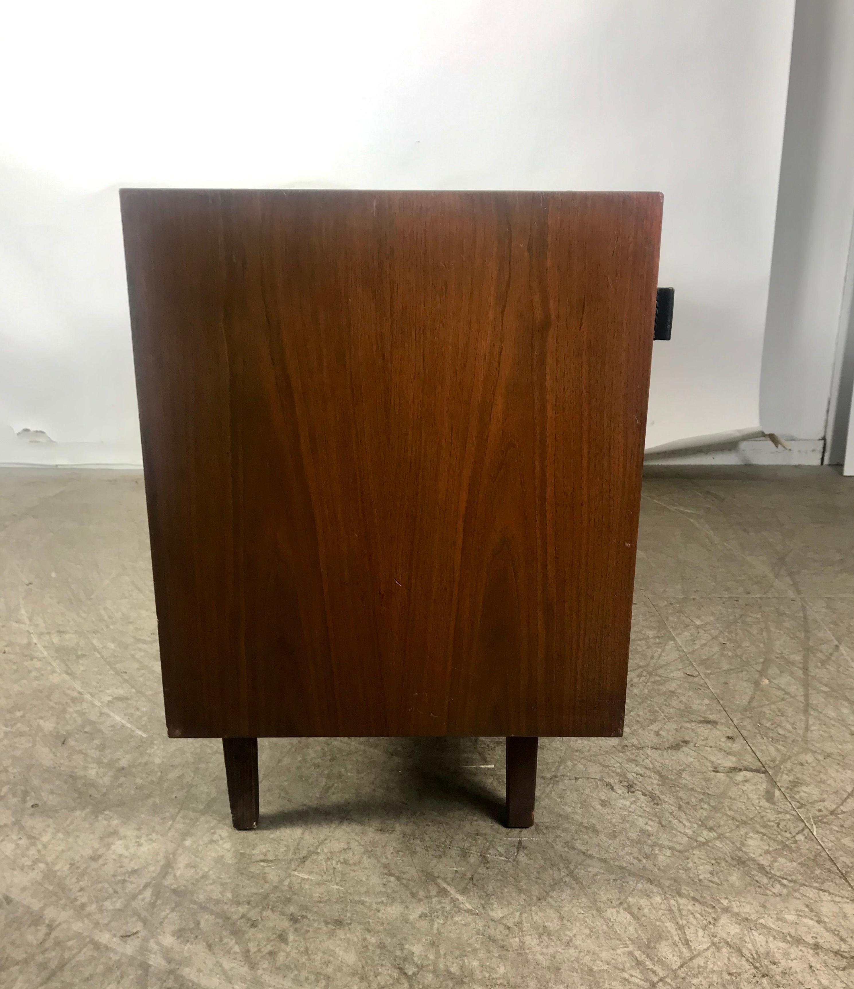 Mid-Century Modern Classic Modernist Florence Knoll Walnut and Oak Credenza, Early Knoll Label