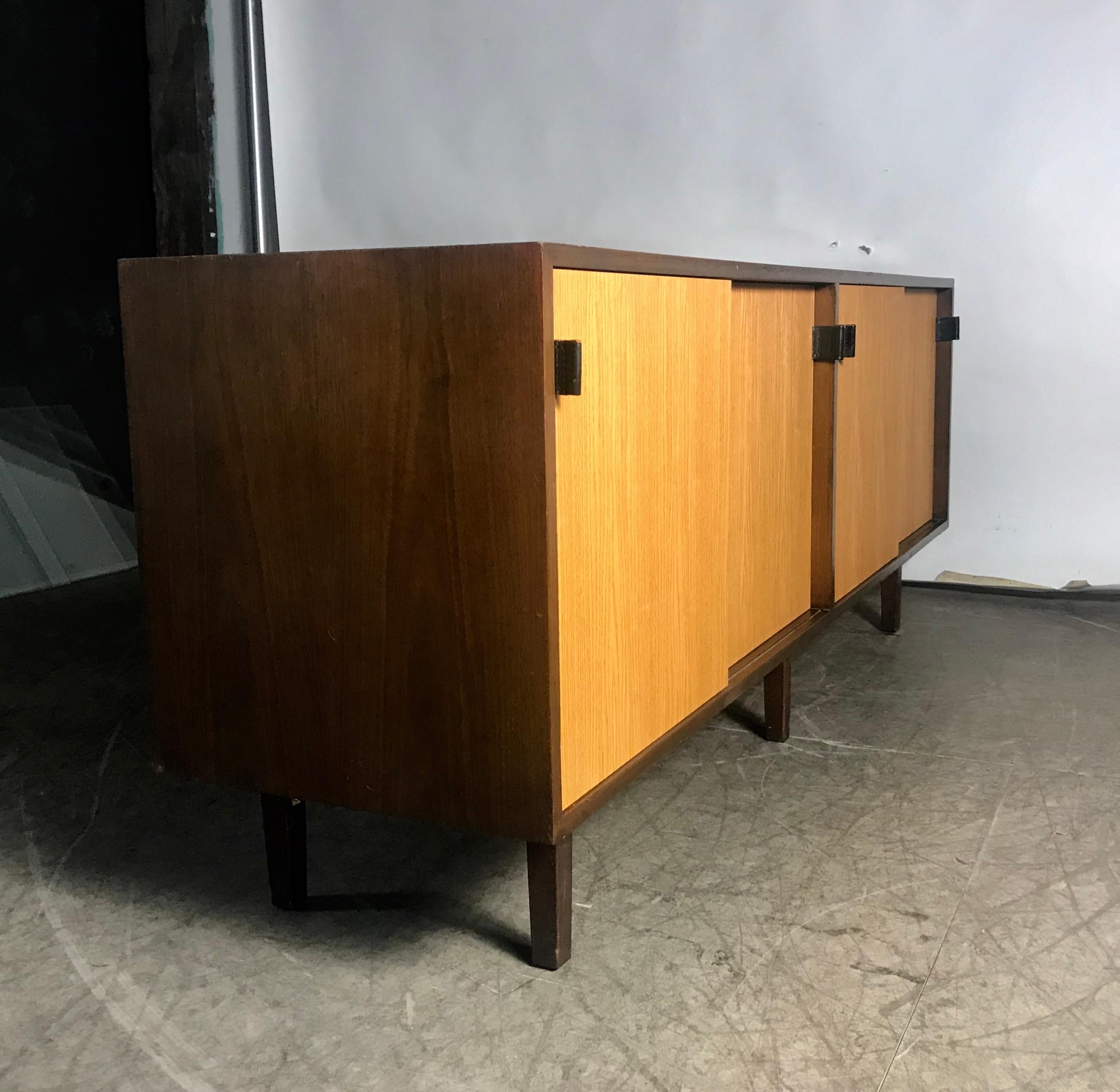 Mid-20th Century Classic Modernist Florence Knoll Walnut and Oak Credenza, Early Knoll Label