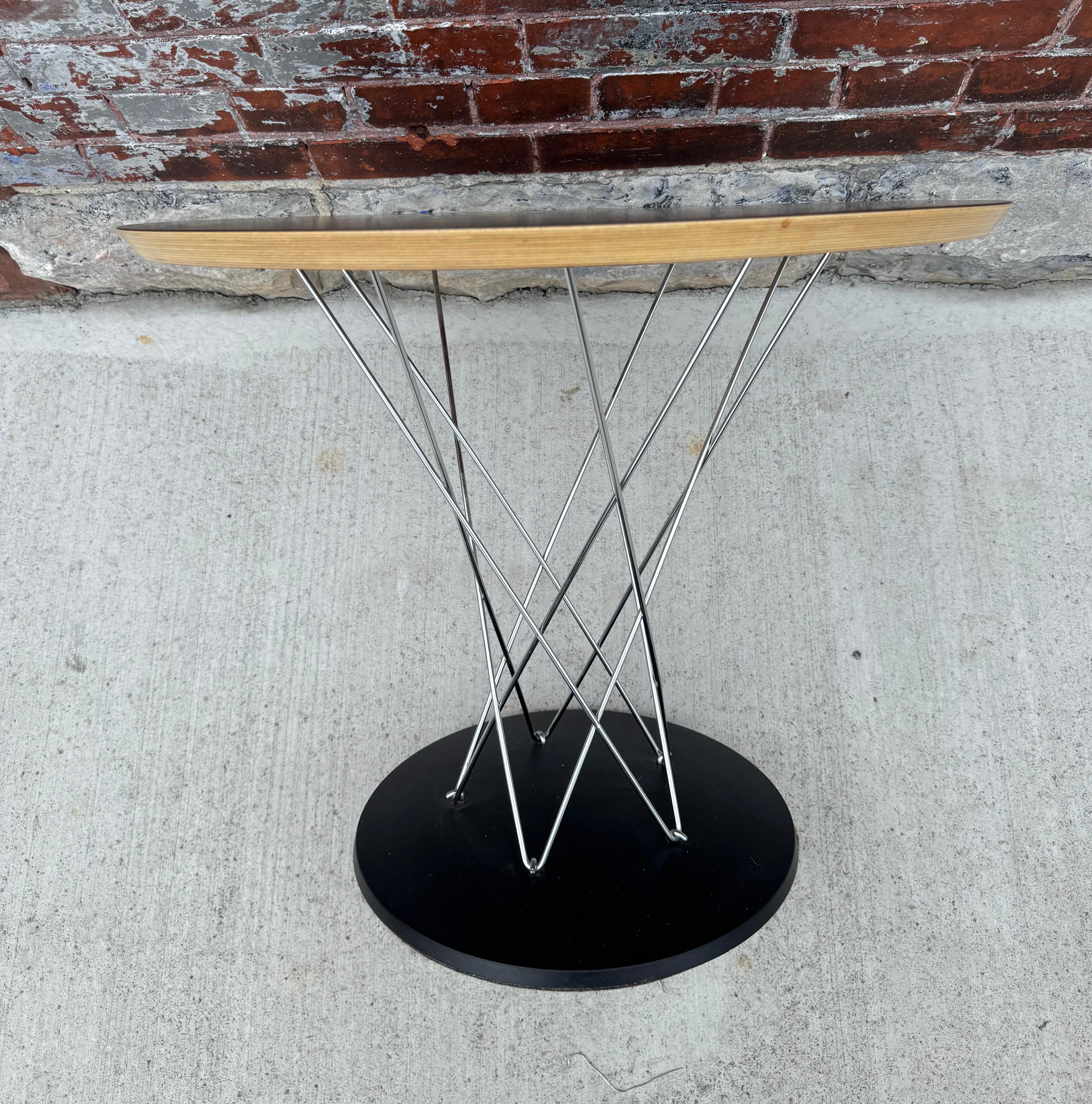 Table d'appoint classique moderniste Isamu Noguchi 'Cyclone' pour Knoll... Plateau en stratifié noir. Environ 25 ans
