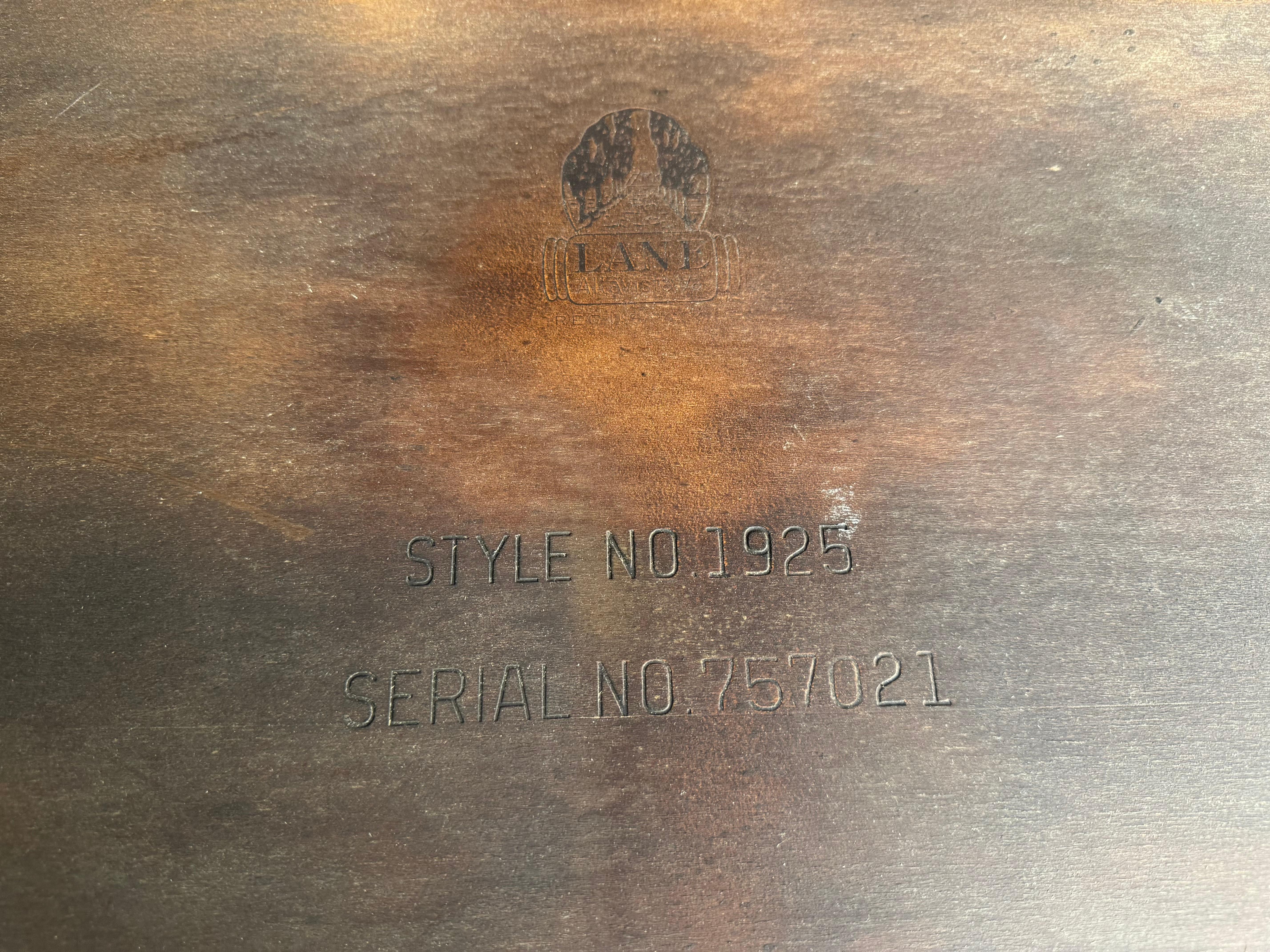 Tables de chevet / Tables d'extrémité en noyer et ronce Lane's classique et moderniste en vente 4