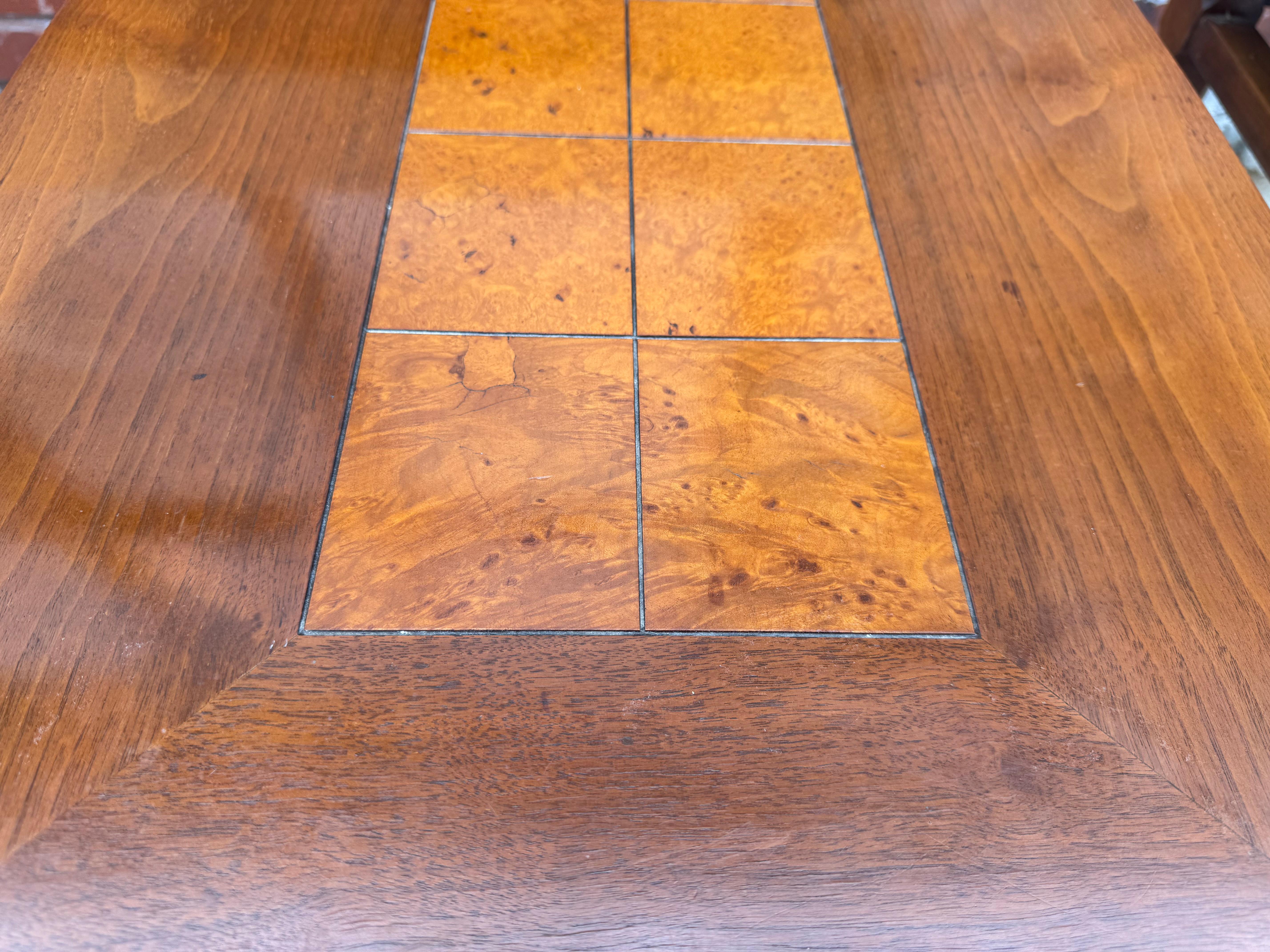 Tables de chevet / tables d'appoint classiques et modernistes Lane Altavista en noyer et ronce à 2 niveaux... Design/One simple et élégant... Superbes centres en ronce d'olivier, qualité et construction supérieures, excellent état d'origine, patine