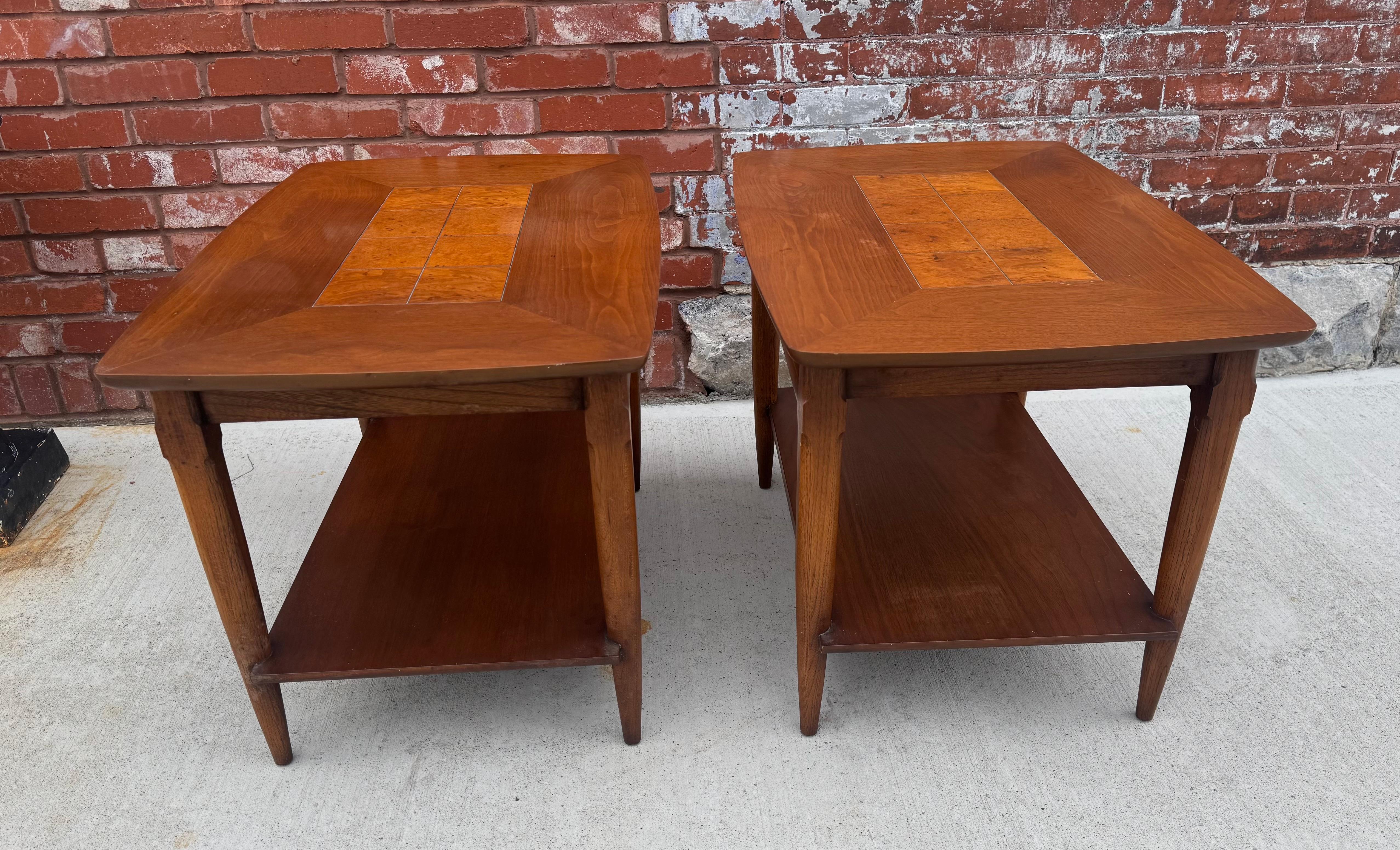 Mid-Century Modern Tables de chevet / Tables d'extrémité en noyer et ronce Lane's classique et moderniste en vente