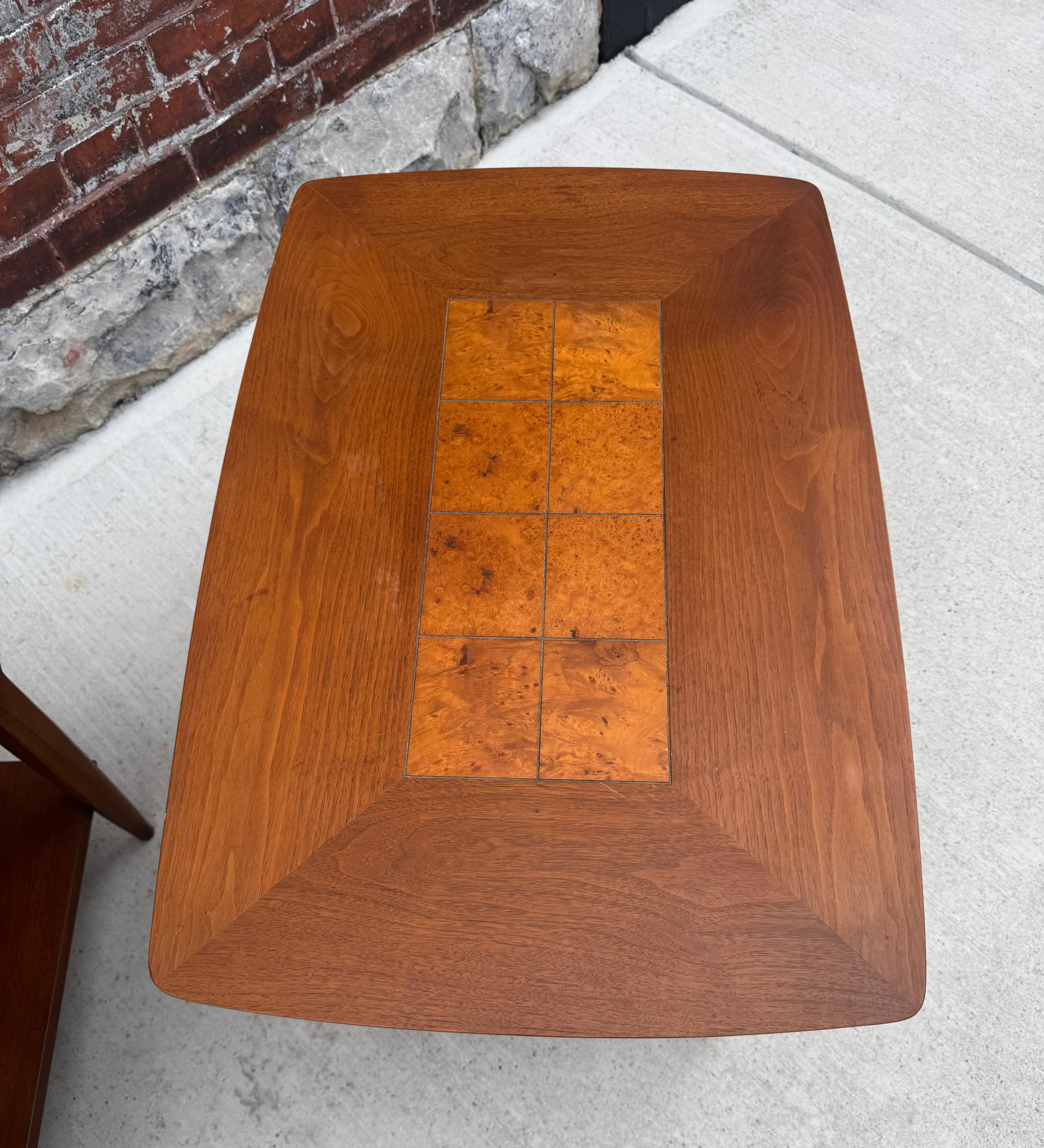 Tables de chevet / Tables d'extr�émité en noyer et ronce Lane's classique et moderniste Bon état - En vente à Buffalo, NY