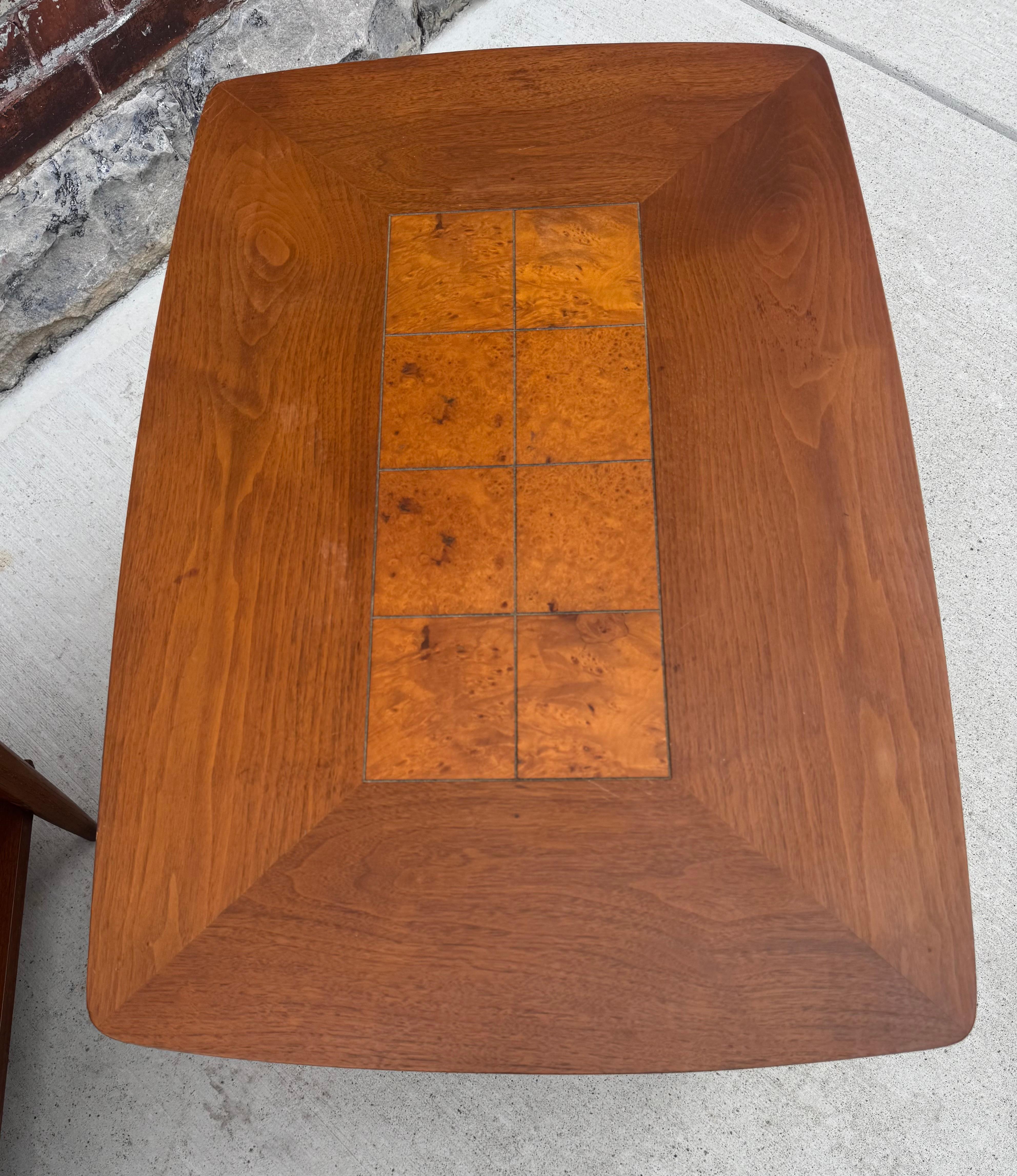 Milieu du XXe siècle Tables de chevet / Tables d'extrémité en noyer et ronce Lane's classique et moderniste en vente