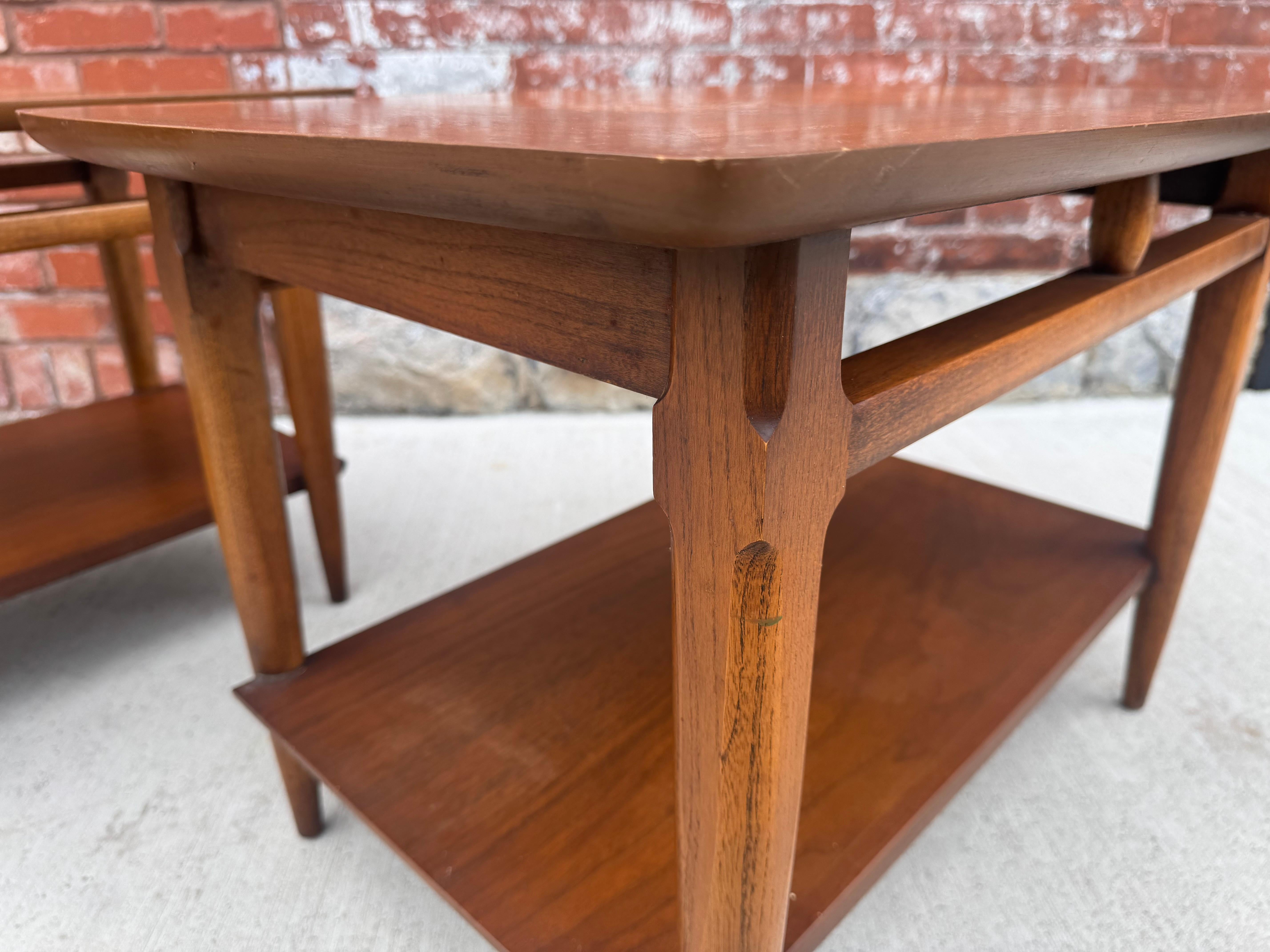 Noyer Tables de chevet / Tables d'extrémité en noyer et ronce Lane's classique et moderniste en vente