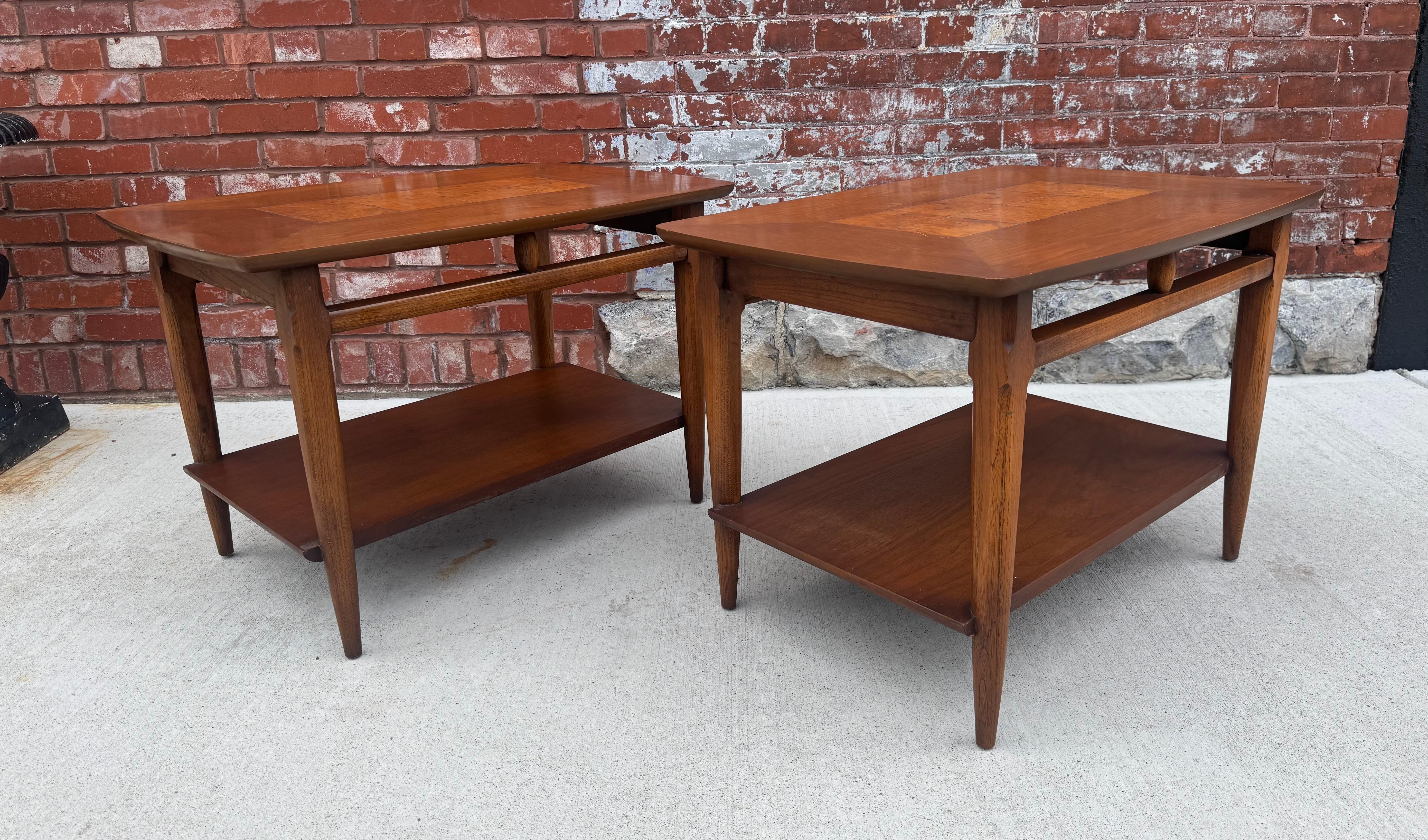 Tables de chevet / Tables d'extrémité en noyer et ronce Lane's classique et moderniste en vente 1