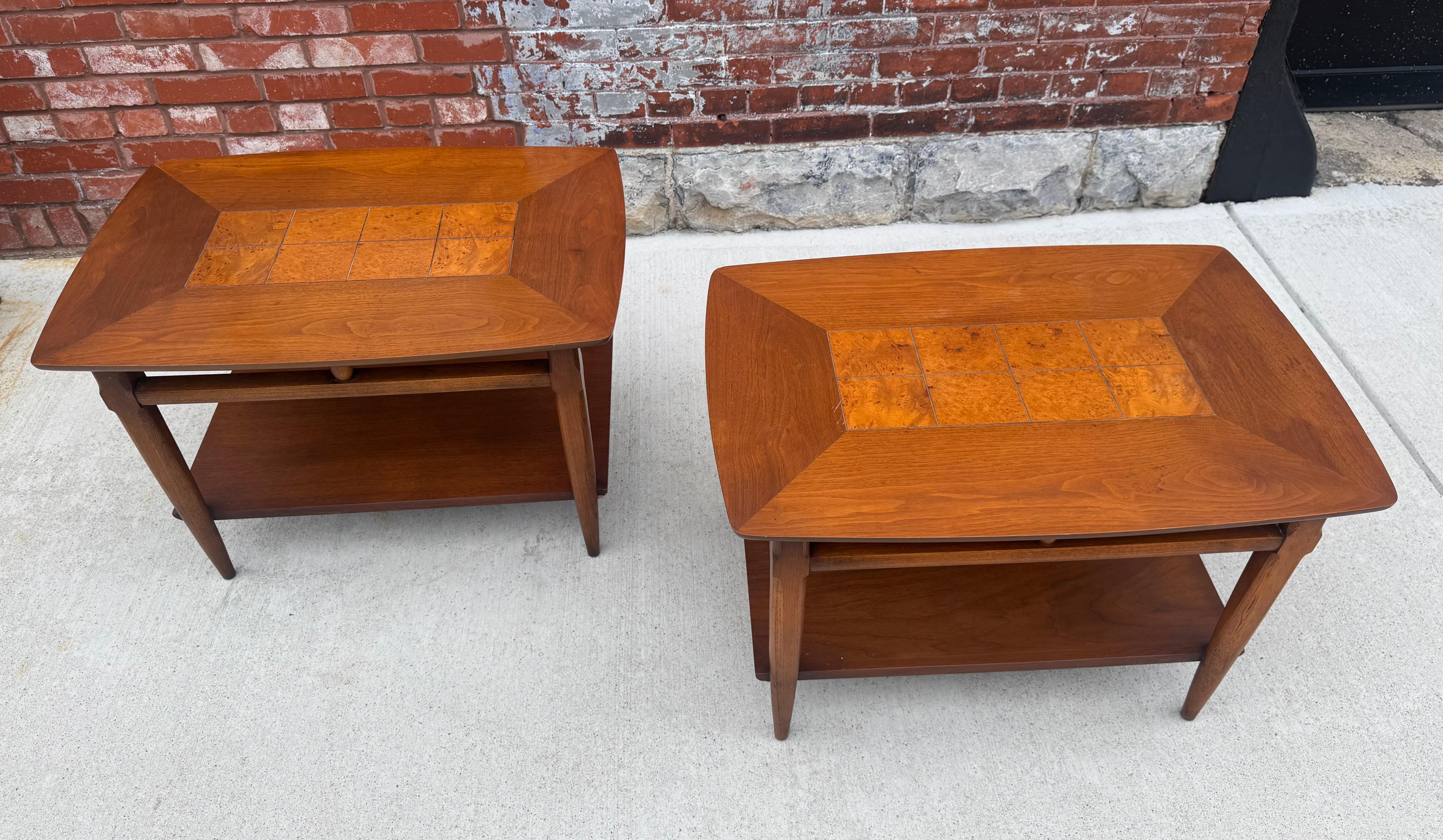 Tables de chevet / Tables d'extrémité en noyer et ronce Lane's classique et moderniste en vente 2