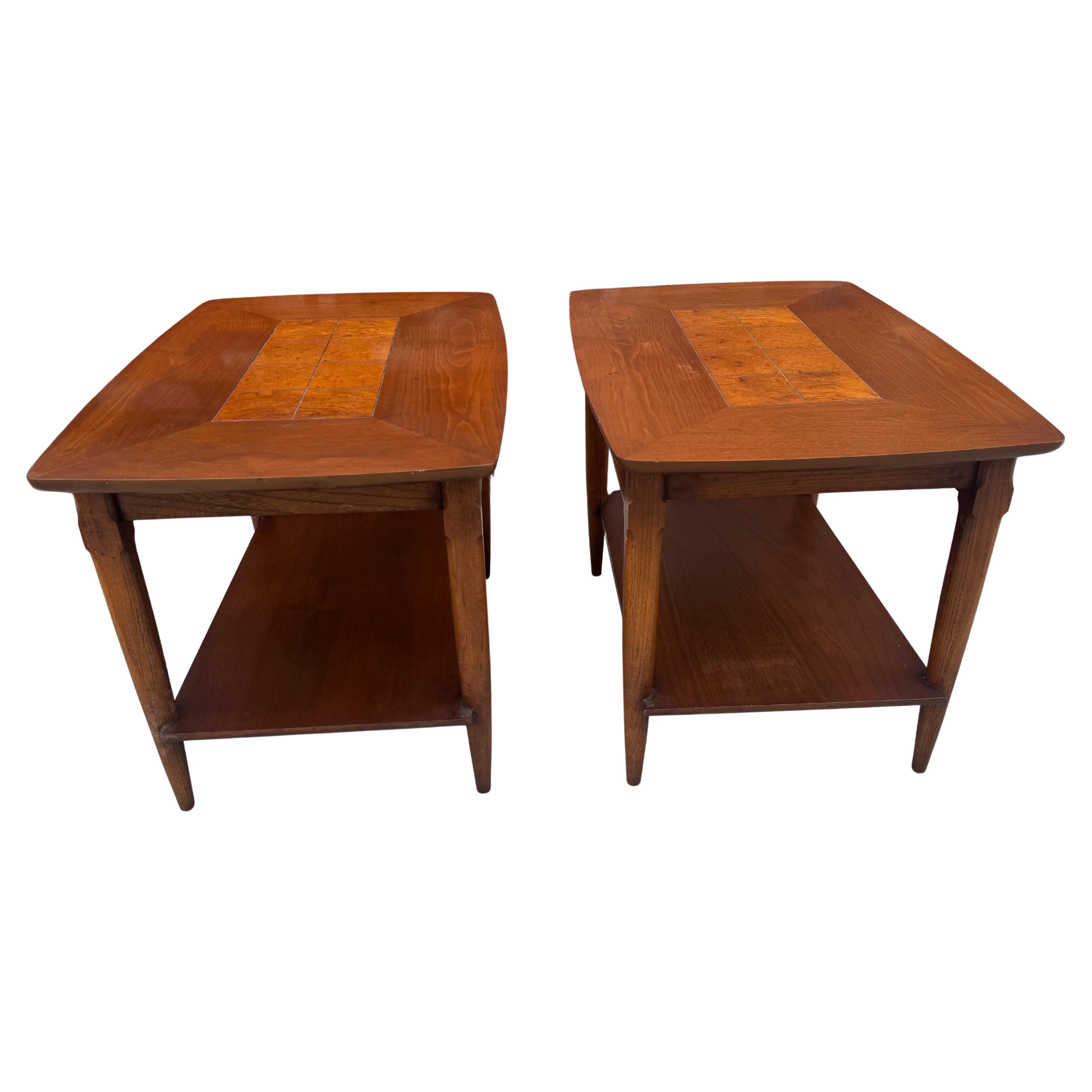 Tables de chevet / Tables d'extrémité en noyer et ronce Lane's classique et moderniste