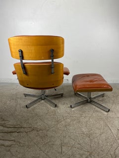 Klassisch-modernistischer Ledersessel im Eames-Stil mit Ottomane von Selig