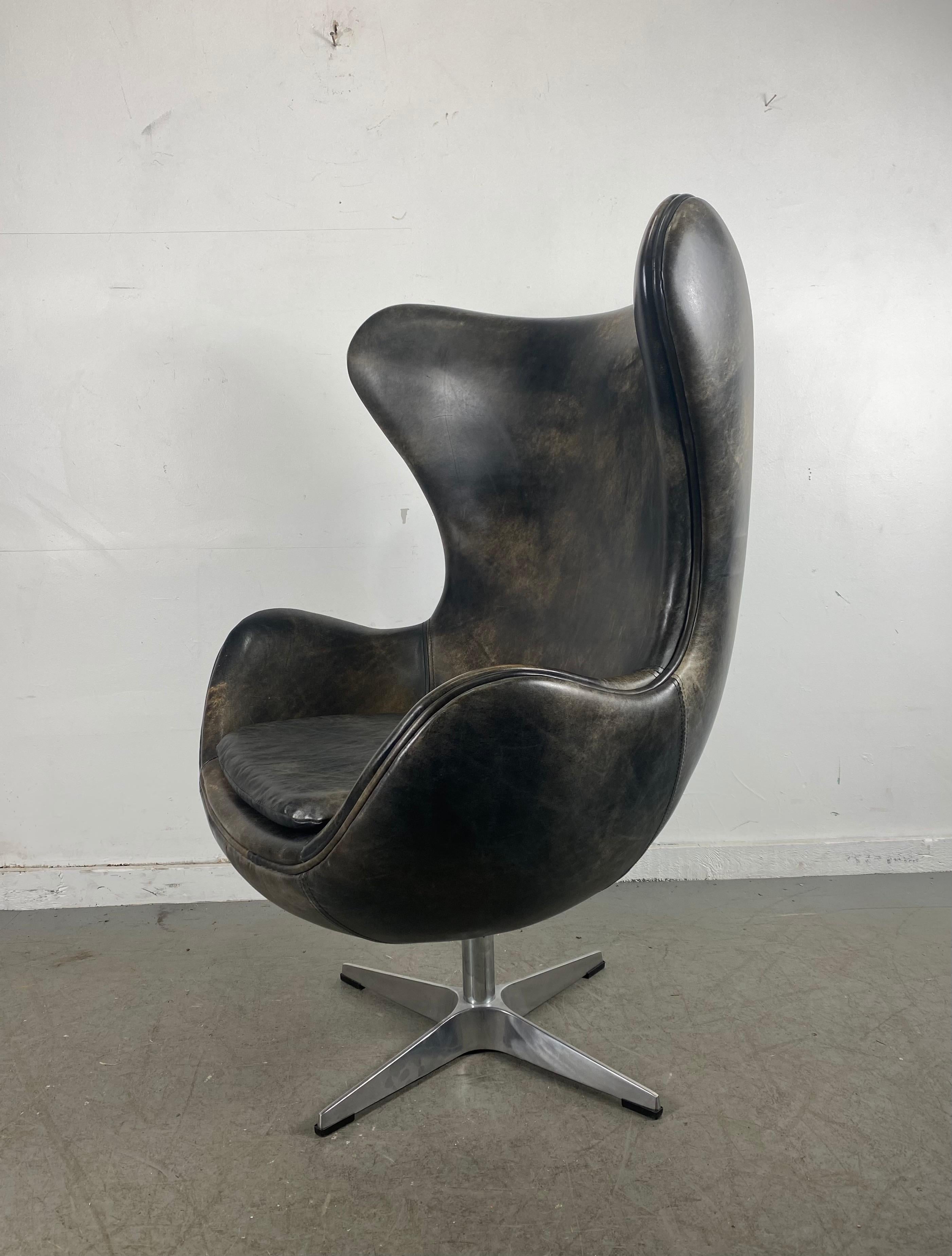 Mid-Century Modern Classic Modernist Leather Tilt/swivel Egg Chair Designed by Arne Jacobsen, 1980s