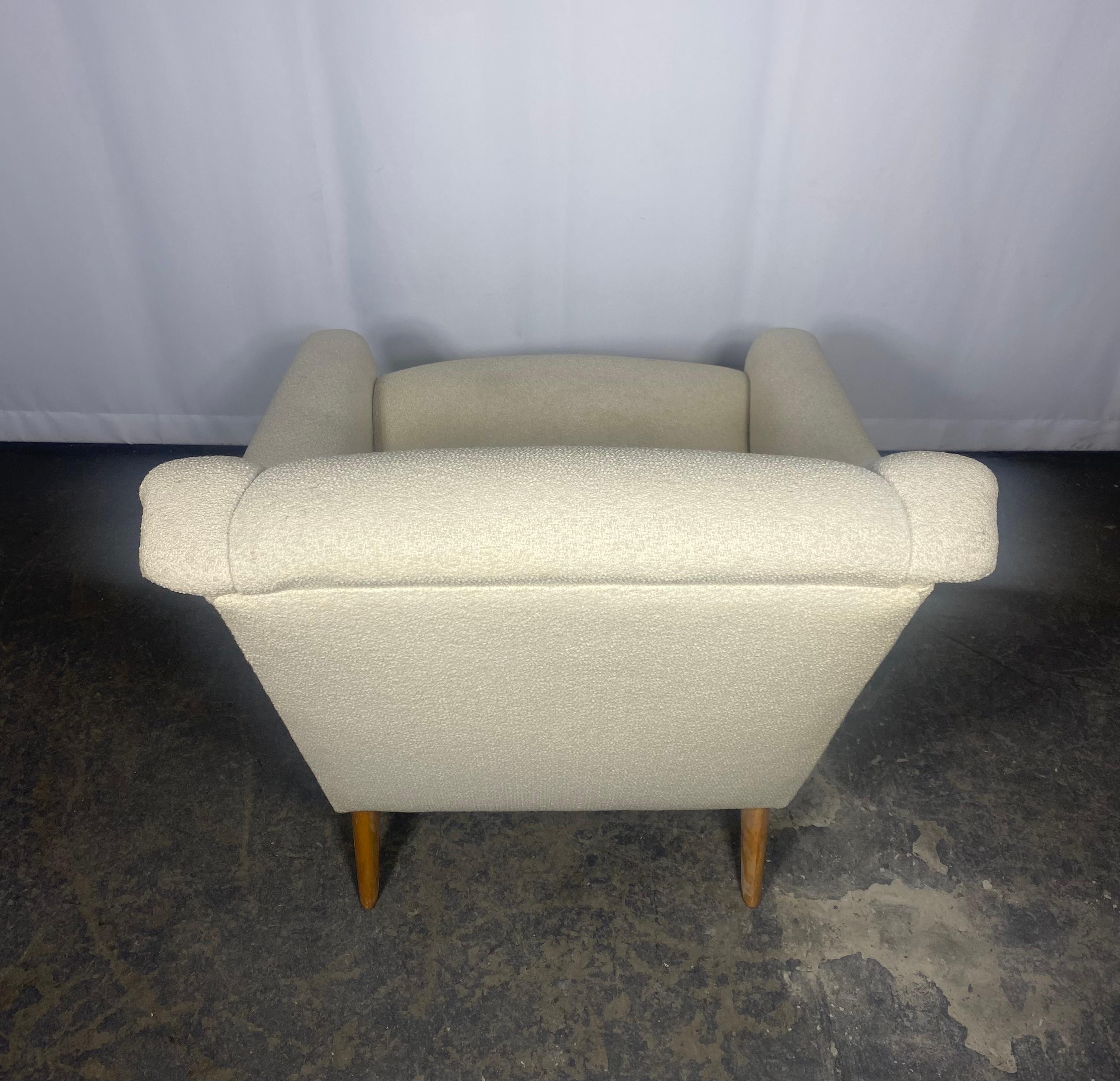 Classic Modernist Lounge Chair by Heywood Wakefield , after Gio Ponti In Good Condition For Sale In Buffalo, NY