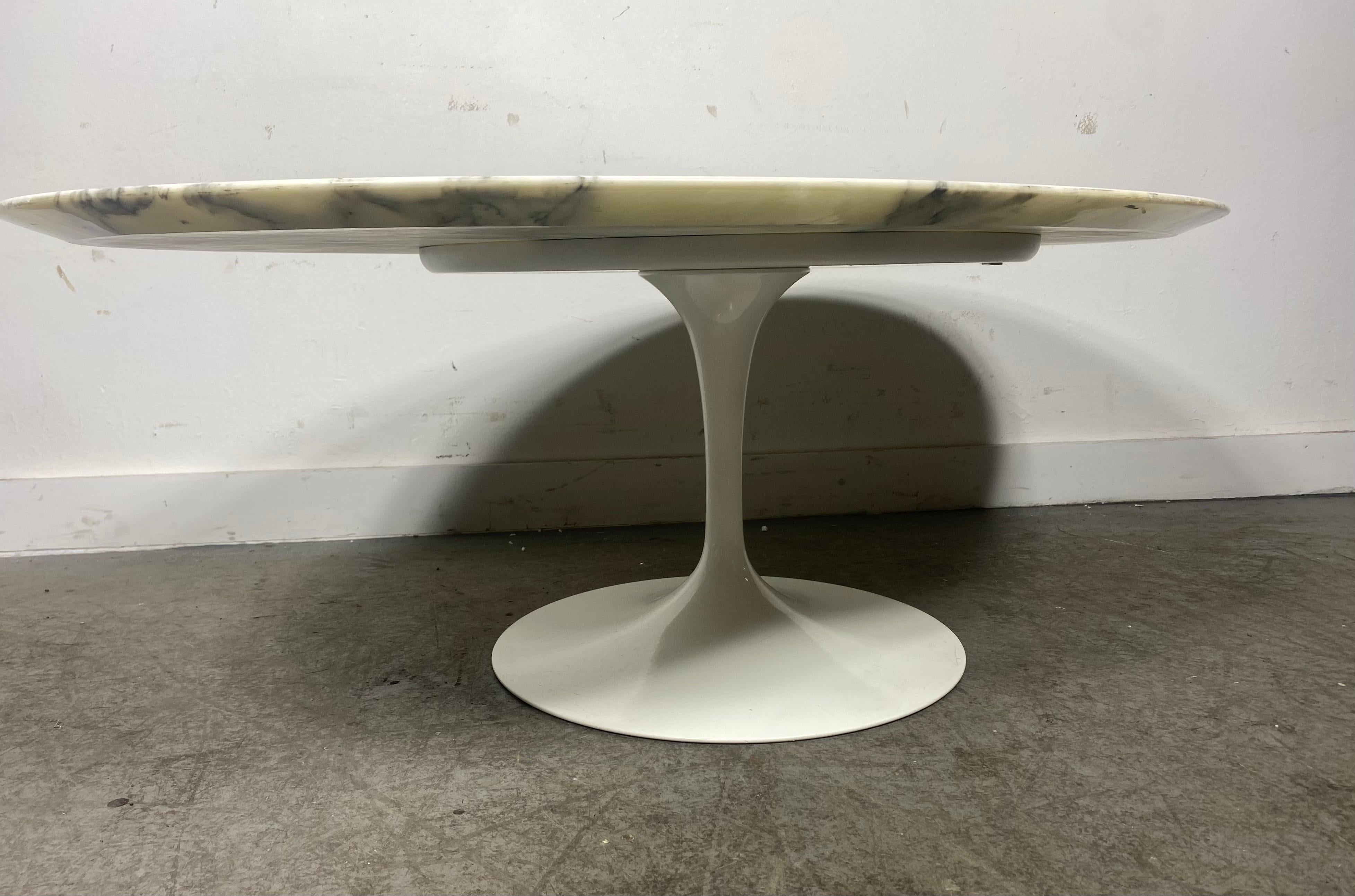 Italian Classic Modernist Marble Oval Cocktail Tulip Table. Eero Saarinen / Knoll For Sale