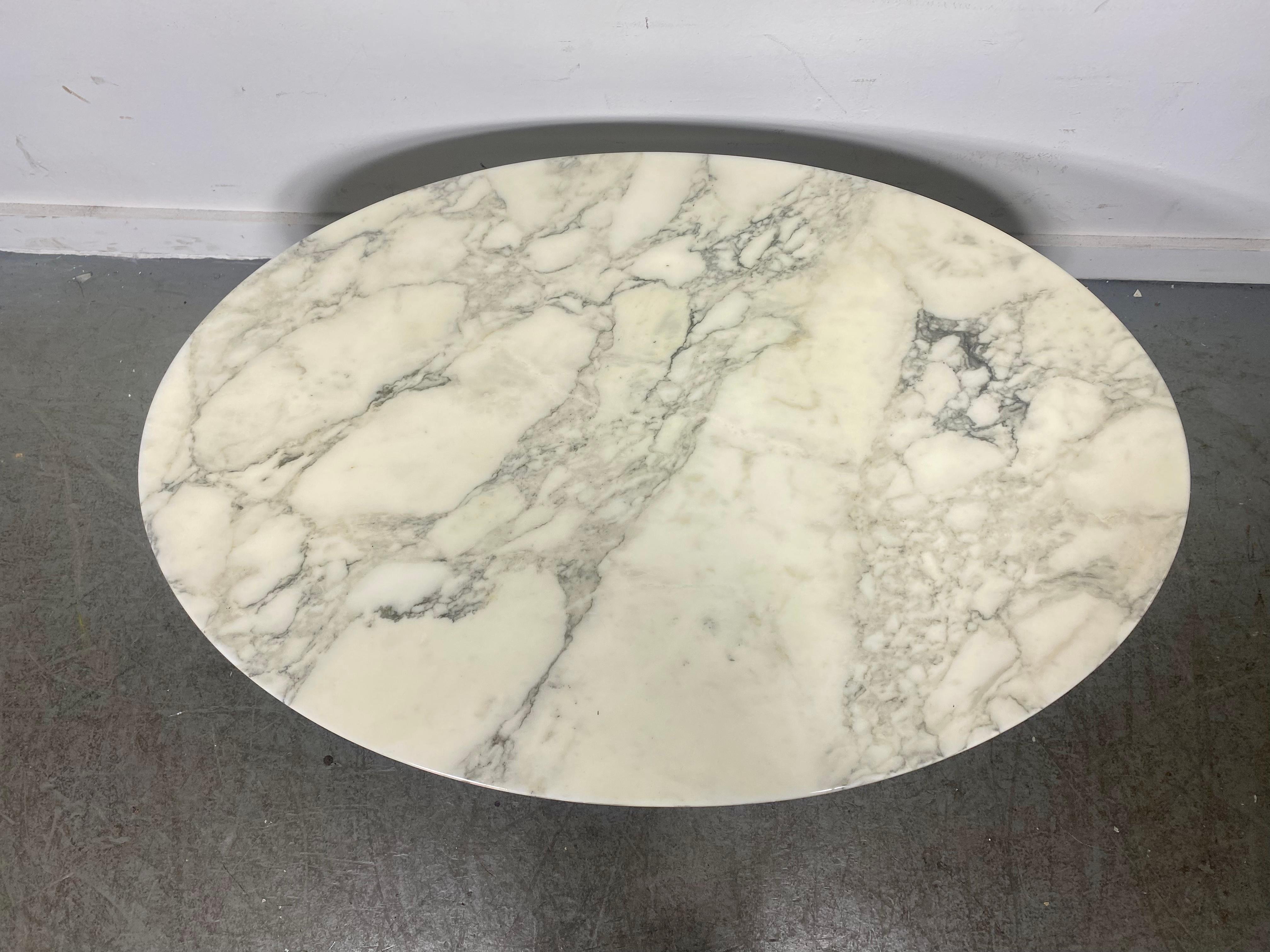 Classic Modernist Marble Oval Cocktail Tulip Table. Eero Saarinen / Knoll In Good Condition For Sale In Buffalo, NY
