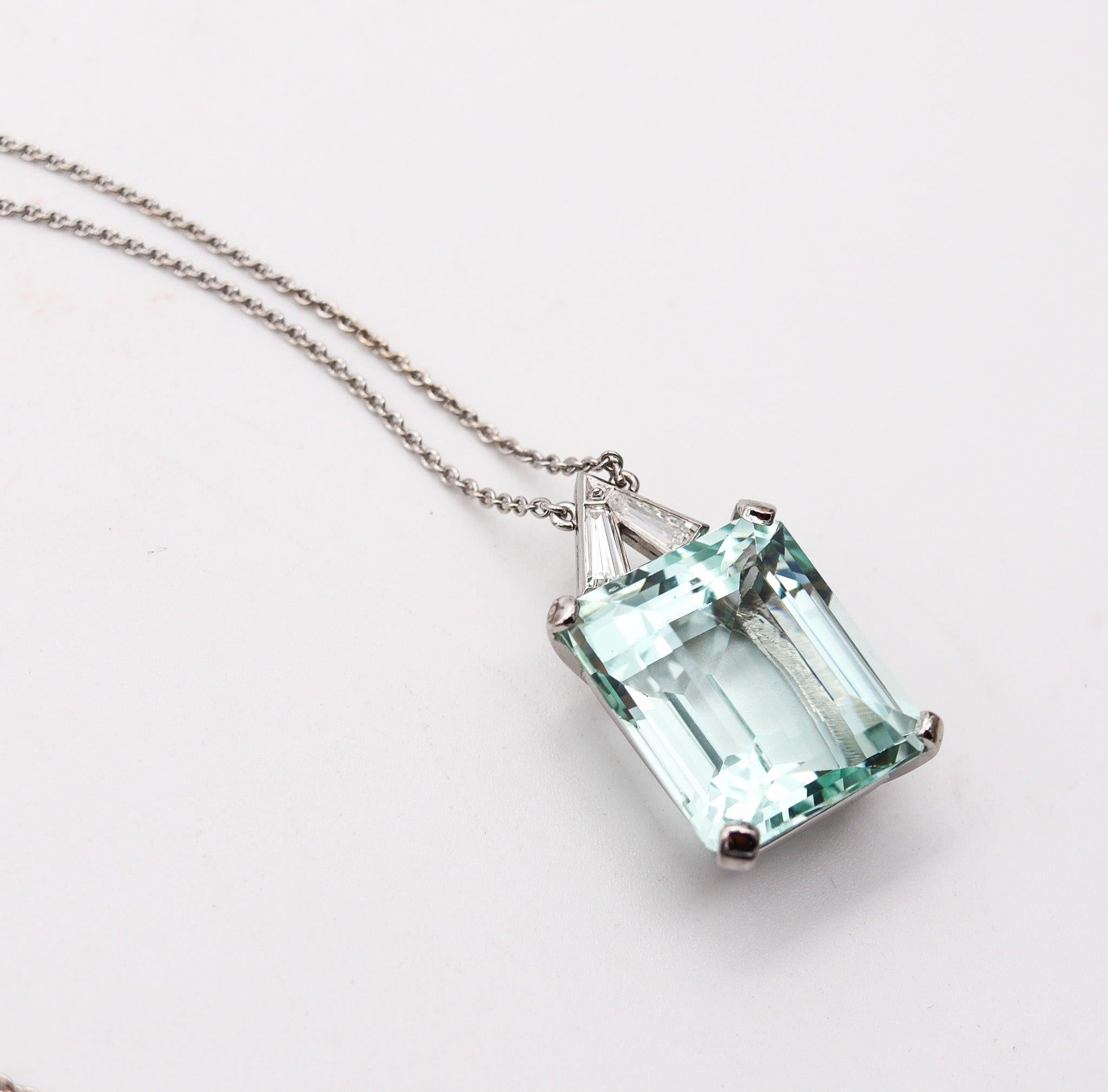 CLASSIC Modernist Necklace In 18Kt Gold With 32.76 Ctw Aquamarine & Diamonds In Excellent Condition For Sale In Miami, FL
