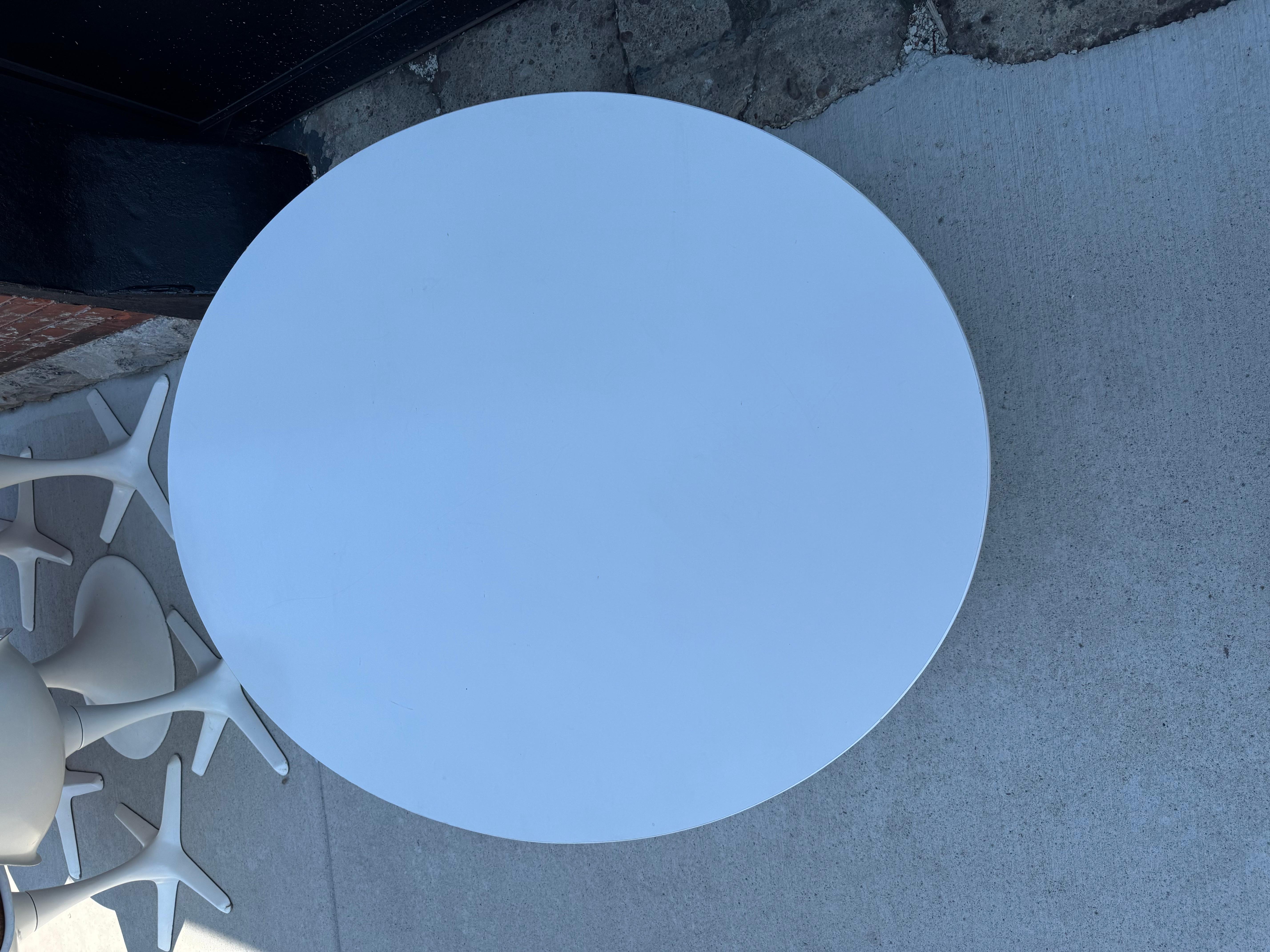 Mid-Century Modern Classic Modernist oval Tulip Coffee Table white laminate Eero Saarinen / Knoll For Sale