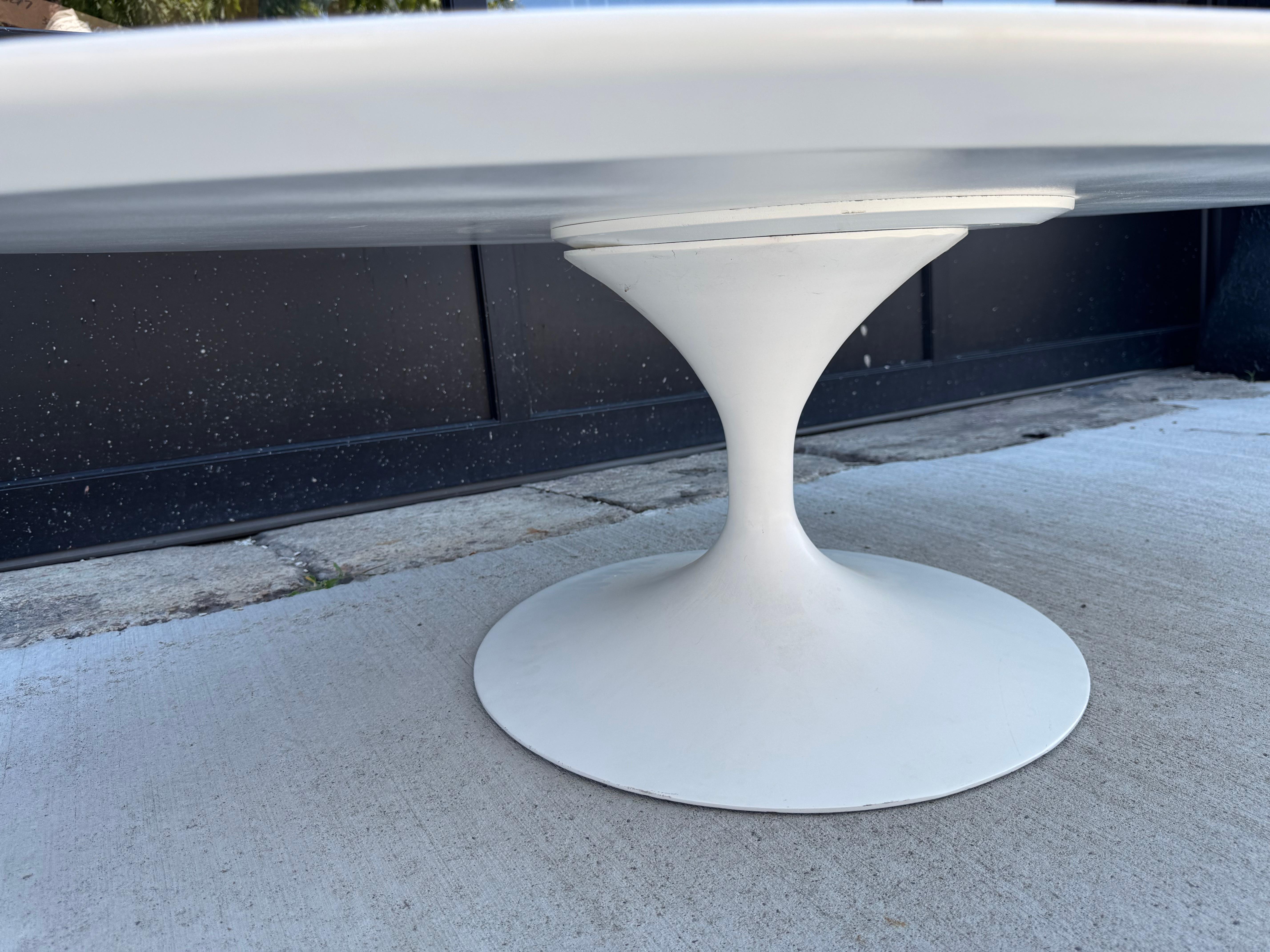 Painted Classic Modernist oval Tulip Coffee Table white laminate Eero Saarinen / Knoll For Sale