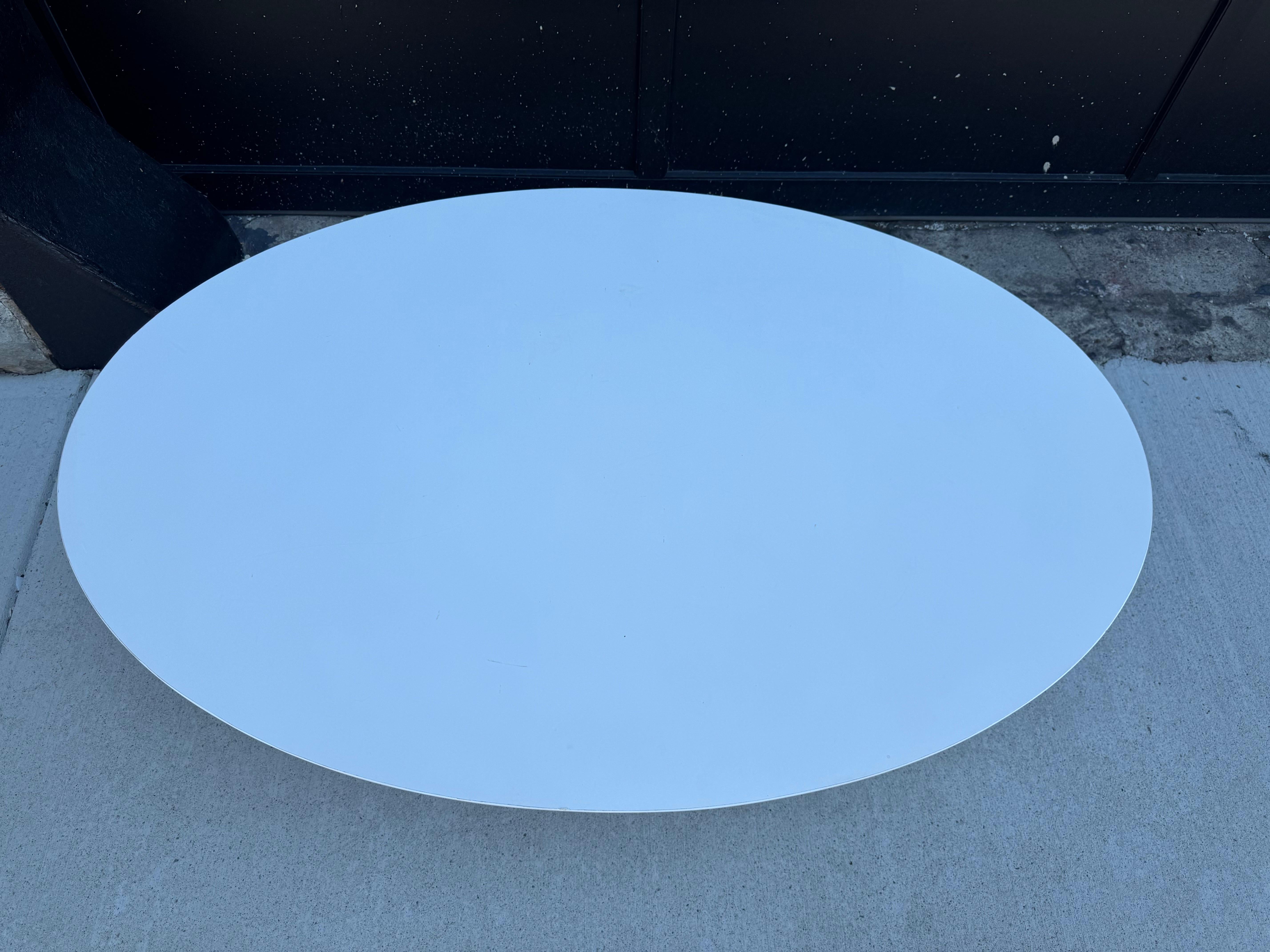 Classic Modernist oval Tulip Coffee Table white laminate Eero Saarinen / Knoll In Good Condition For Sale In Buffalo, NY