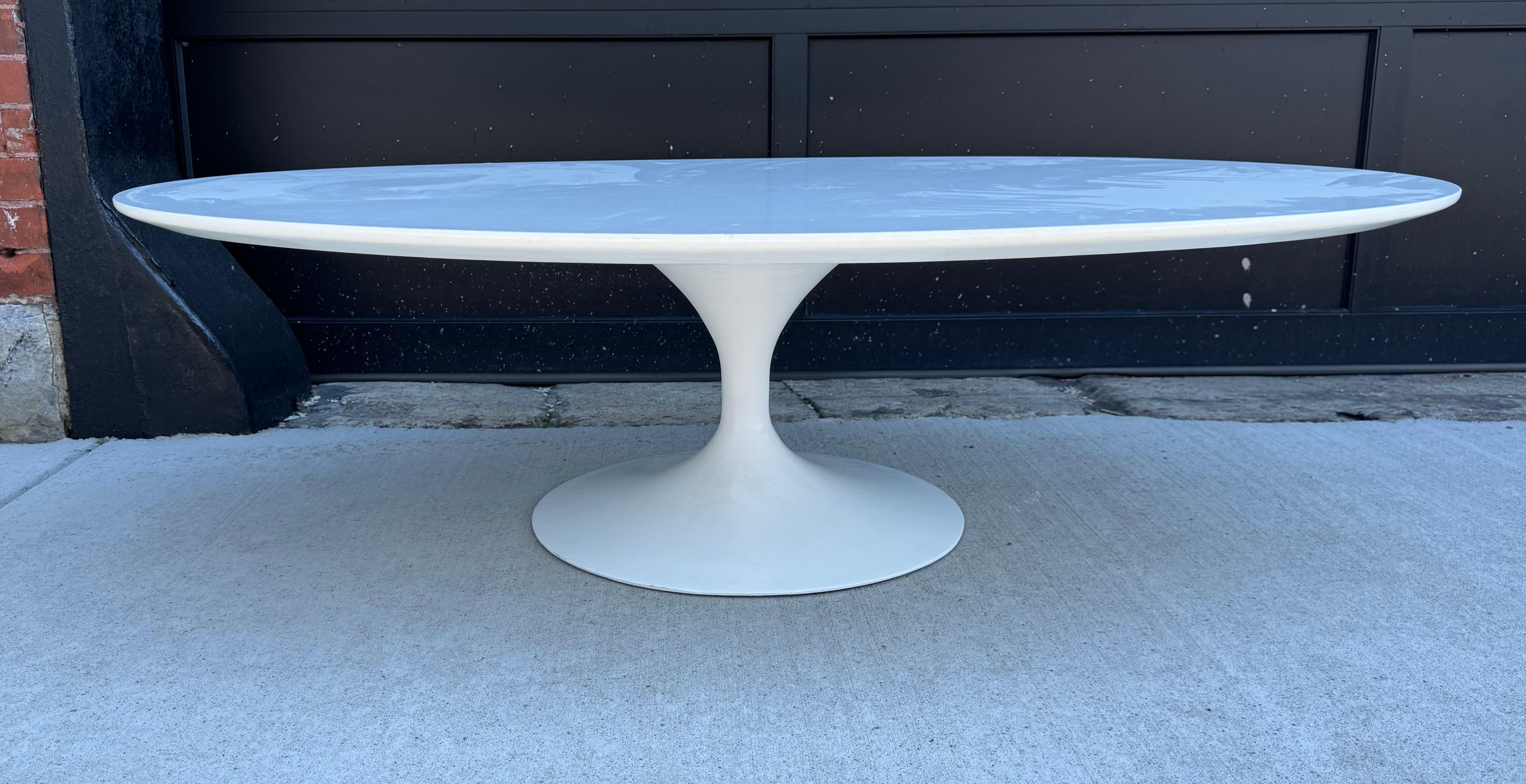 Mid-20th Century Classic Modernist oval Tulip Coffee Table white laminate Eero Saarinen / Knoll For Sale