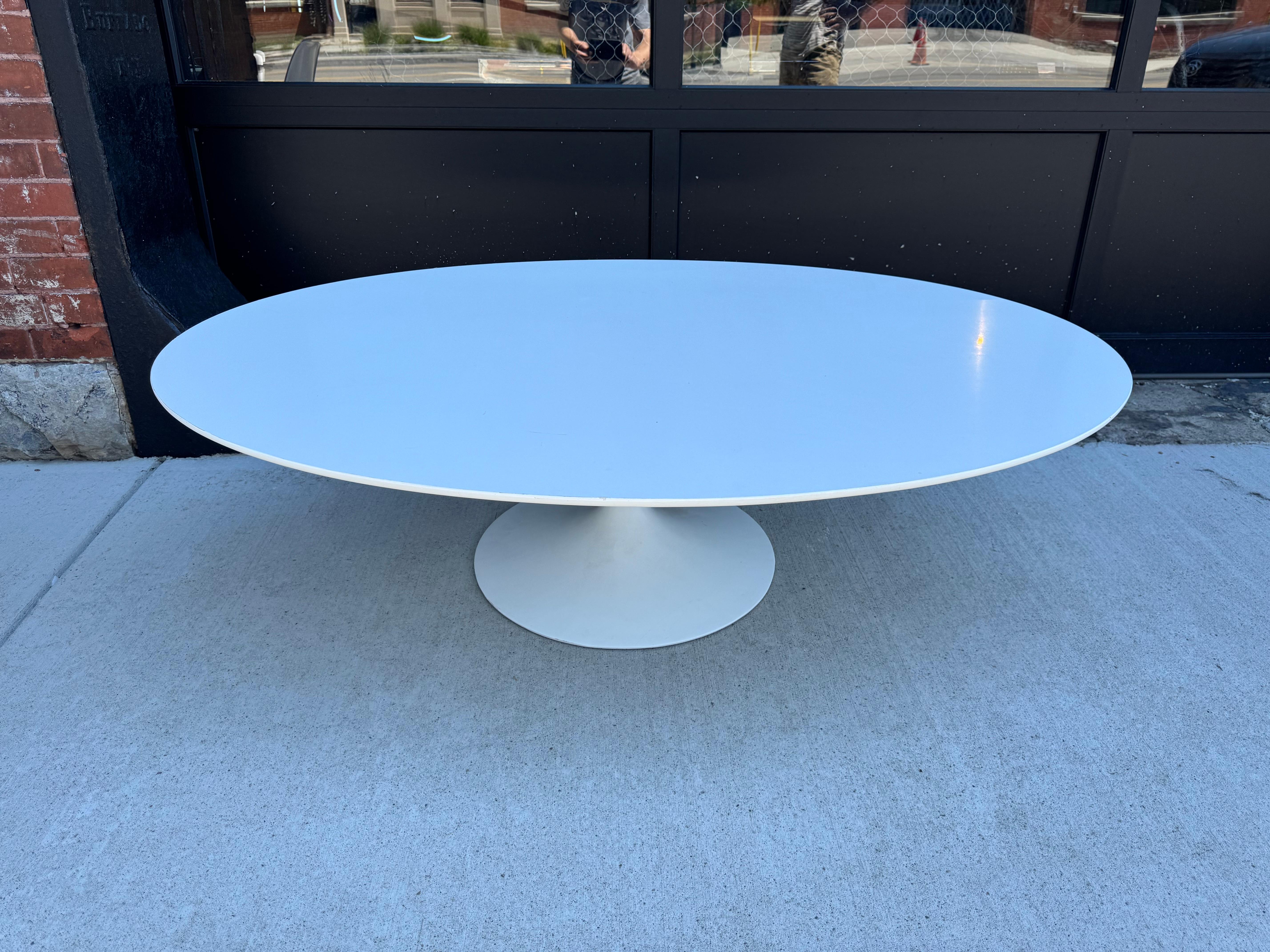Steel Classic Modernist oval Tulip Coffee Table white laminate Eero Saarinen / Knoll For Sale