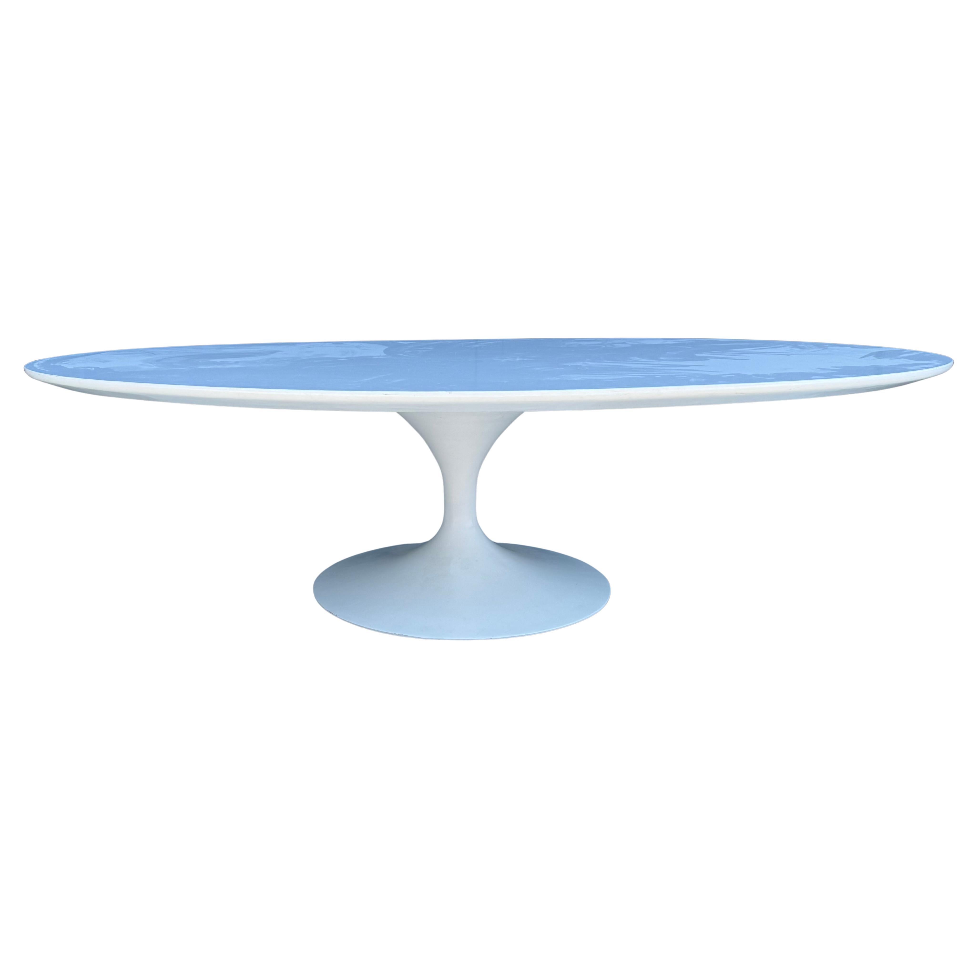 Classic Modernist oval Tulip Coffee Table white laminate Eero Saarinen / Knoll For Sale