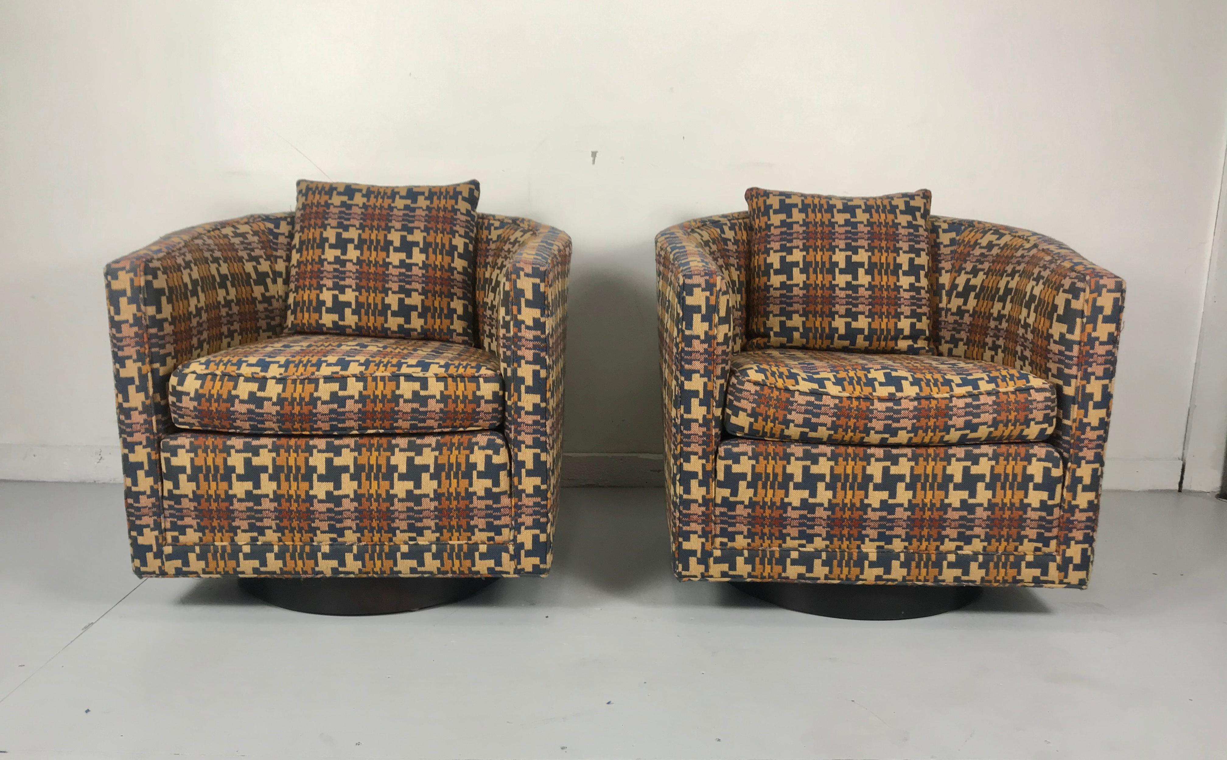 Mid-Century Modern Classic Modernist Pair of Swivel Chairs by Edward Wormley for Dunbar