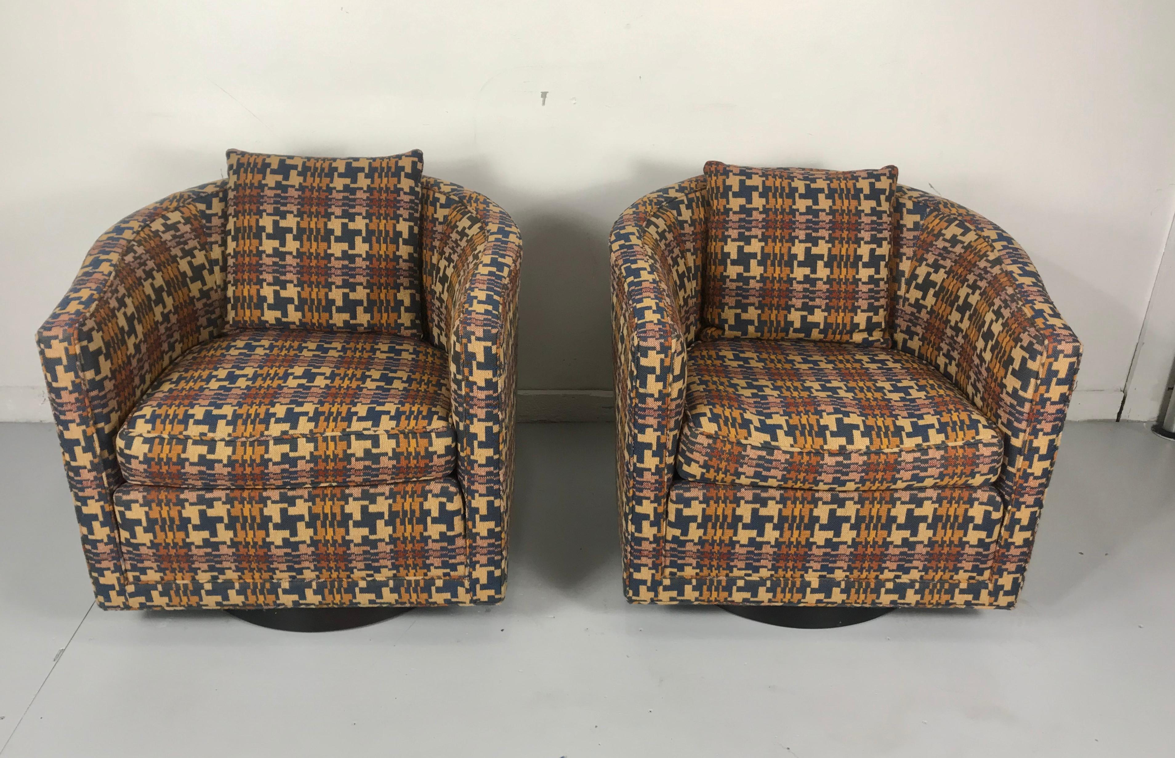 Classic Modernist Pair of Swivel Chairs by Edward Wormley for Dunbar In Good Condition In Buffalo, NY