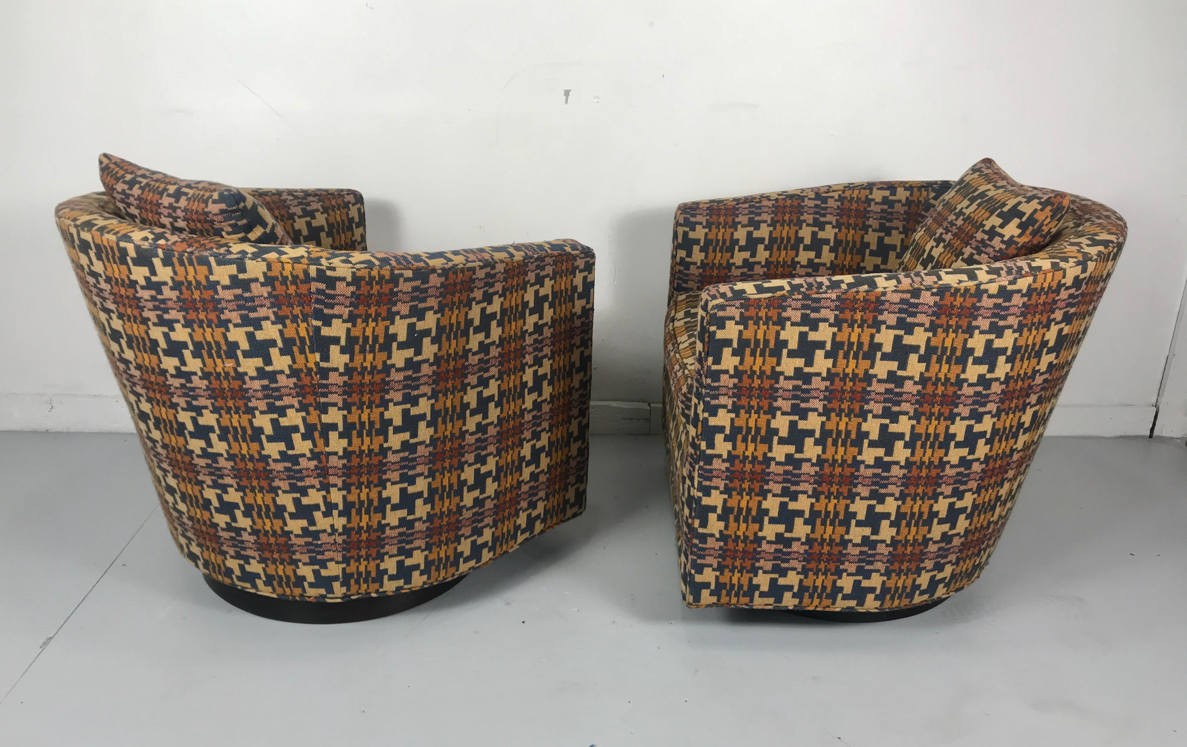 Mid-20th Century Classic Modernist Pair of Swivel Chairs by Edward Wormley for Dunbar